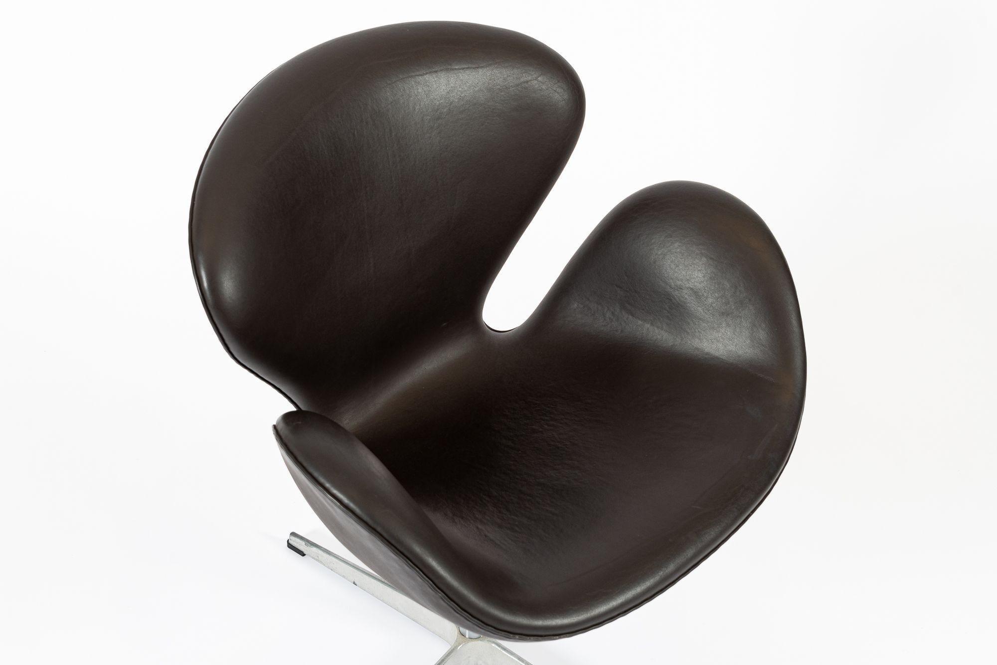 Silla Cisne Marrón Danesa de Mediados de Siglo de Arne Jacobsen para Fritz Hansen Siglo XXI y contemporáneo en venta