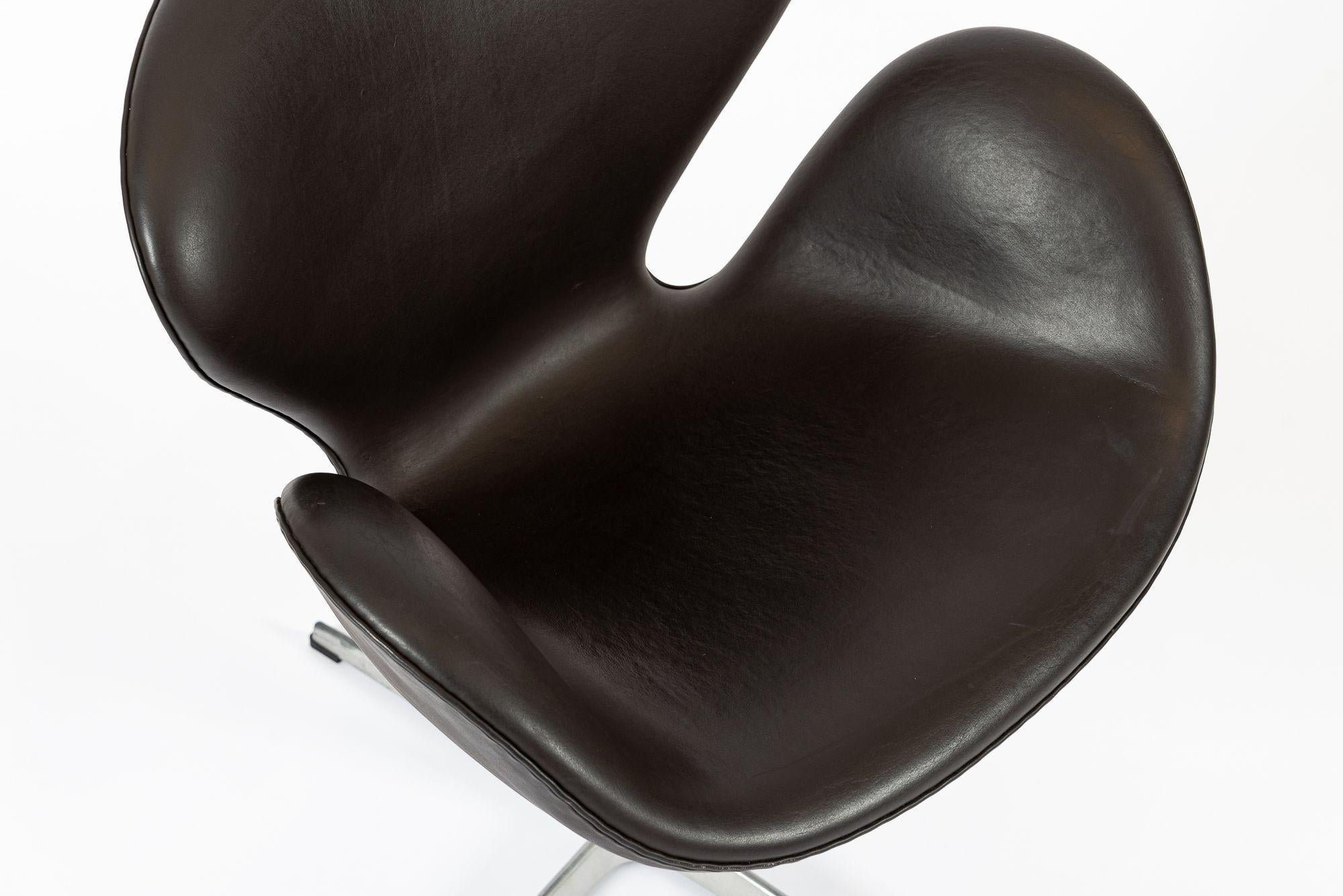 Silla Cisne Marrón Danesa de Mediados de Siglo de Arne Jacobsen para Fritz Hansen en venta 1