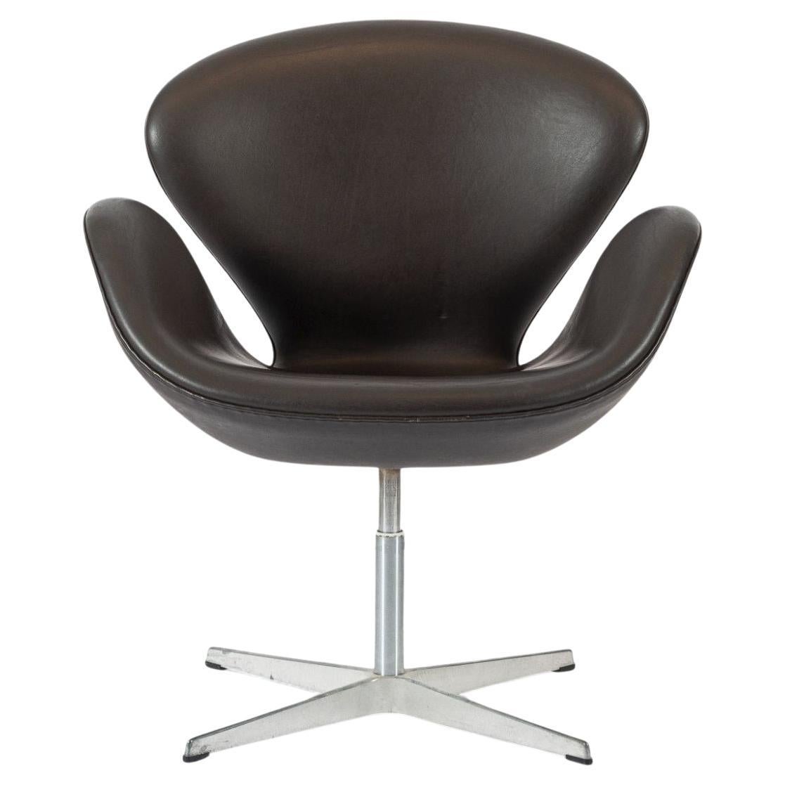 Sedia a cigno marrone danese di metà secolo di Arne Jacobsen per Fritz Hansen