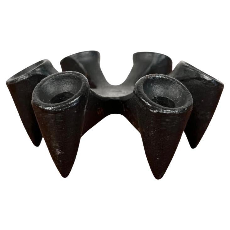 Dänischer brutalistischer Mid-Century-Kerzenhalter aus Gusseisen von Jens H. Quistgaard im Angebot
