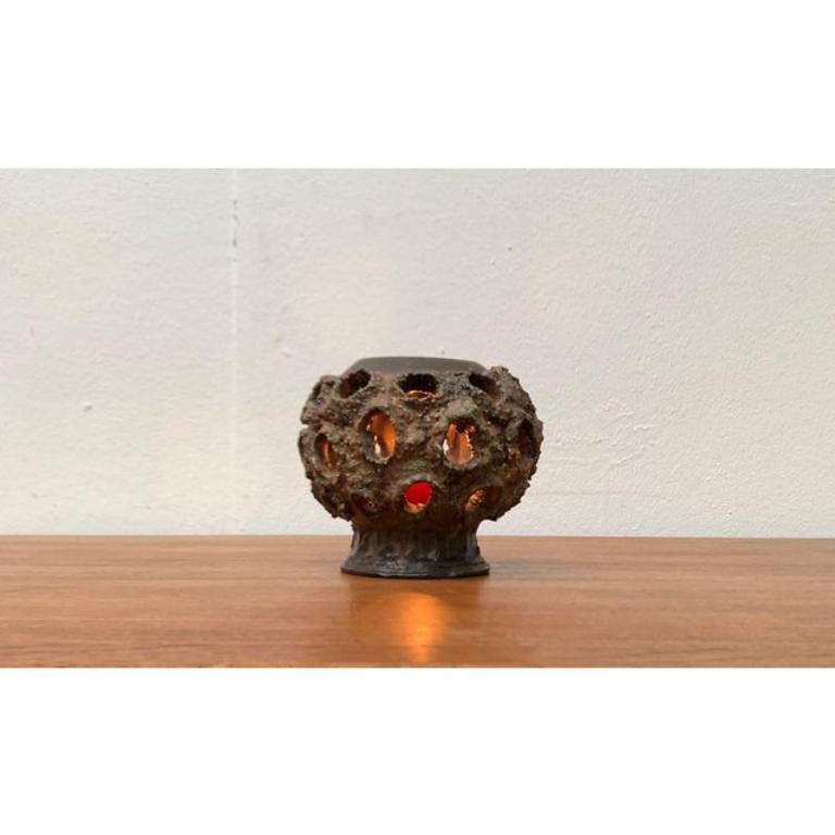 Dänischer Brutalismus-Keramik-Kerzenhalter aus der Jahrhundertmitte von Judi Kunst, 1960er Jahre, in sehr gutem Zustand. Entworfen 1960 bis 1969 Dieses Stück hat eine Zuordnungsmarke.

Zusätzliche Informationen:
MATERIALIEN: Keramik
Stil: