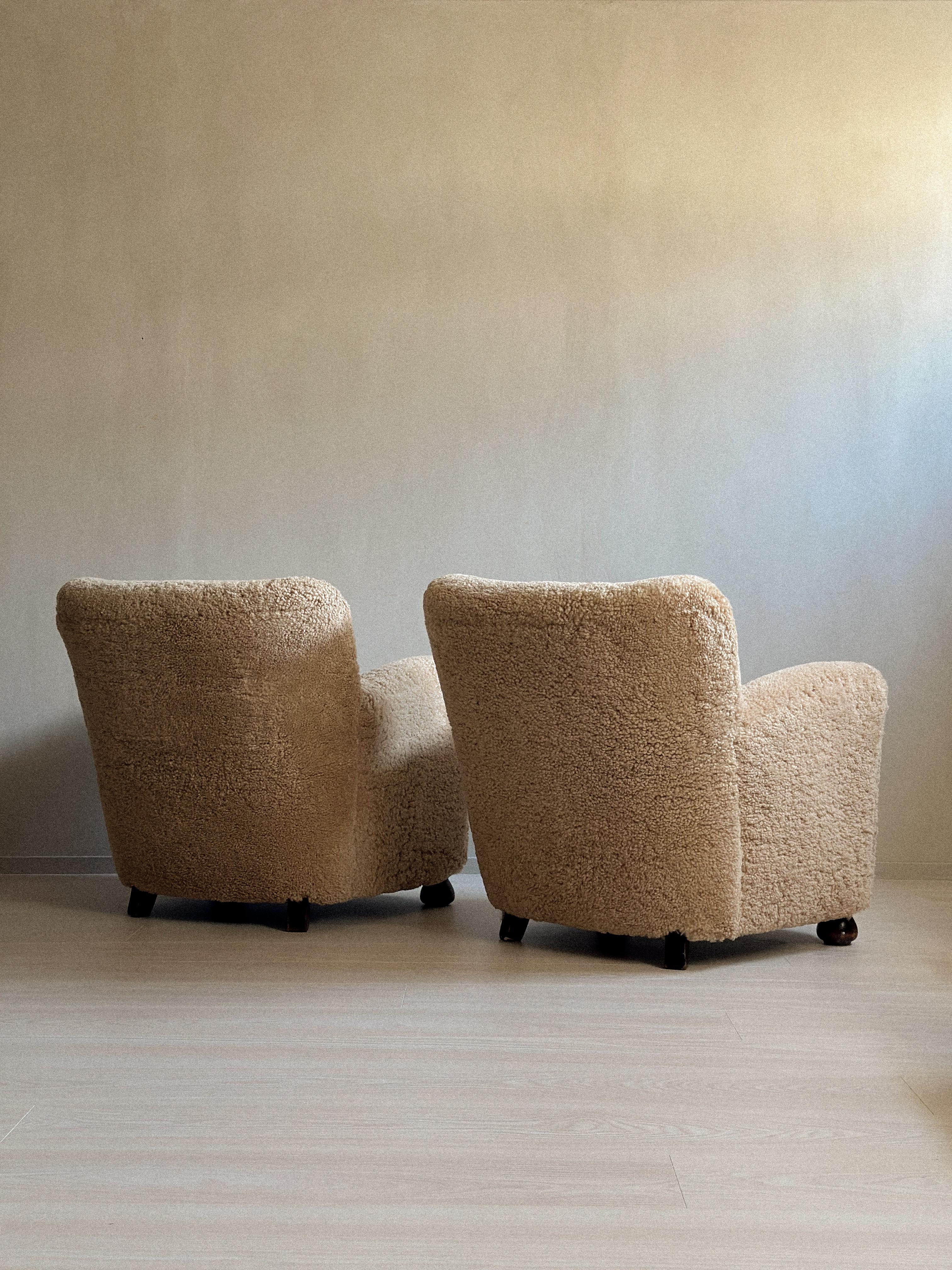 Dänische Schreiner-Loungesessel aus der Mitte des Jahrhunderts aus Schafsleder, Dänemark, 1940er Jahre 4