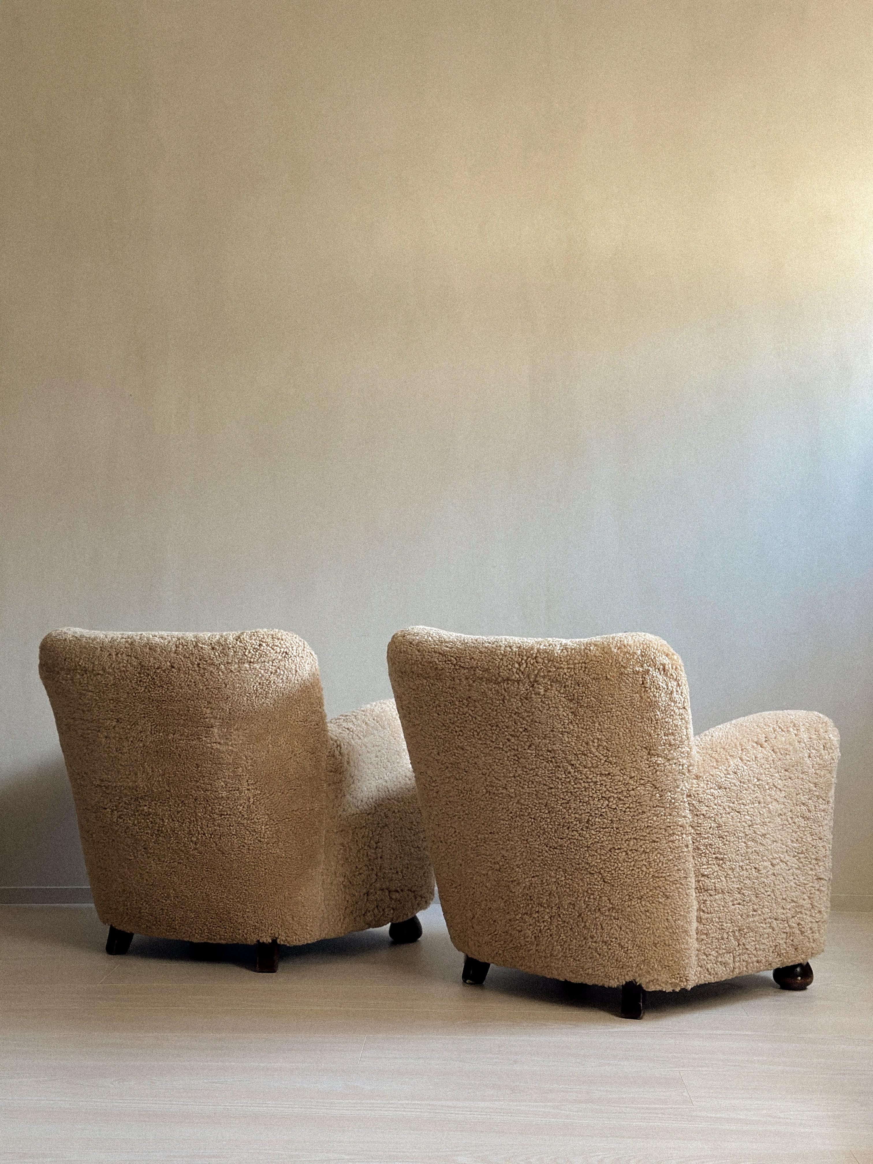 Dänische Schreiner-Loungesessel aus der Mitte des Jahrhunderts aus Schafsleder, Dänemark, 1940er Jahre 5