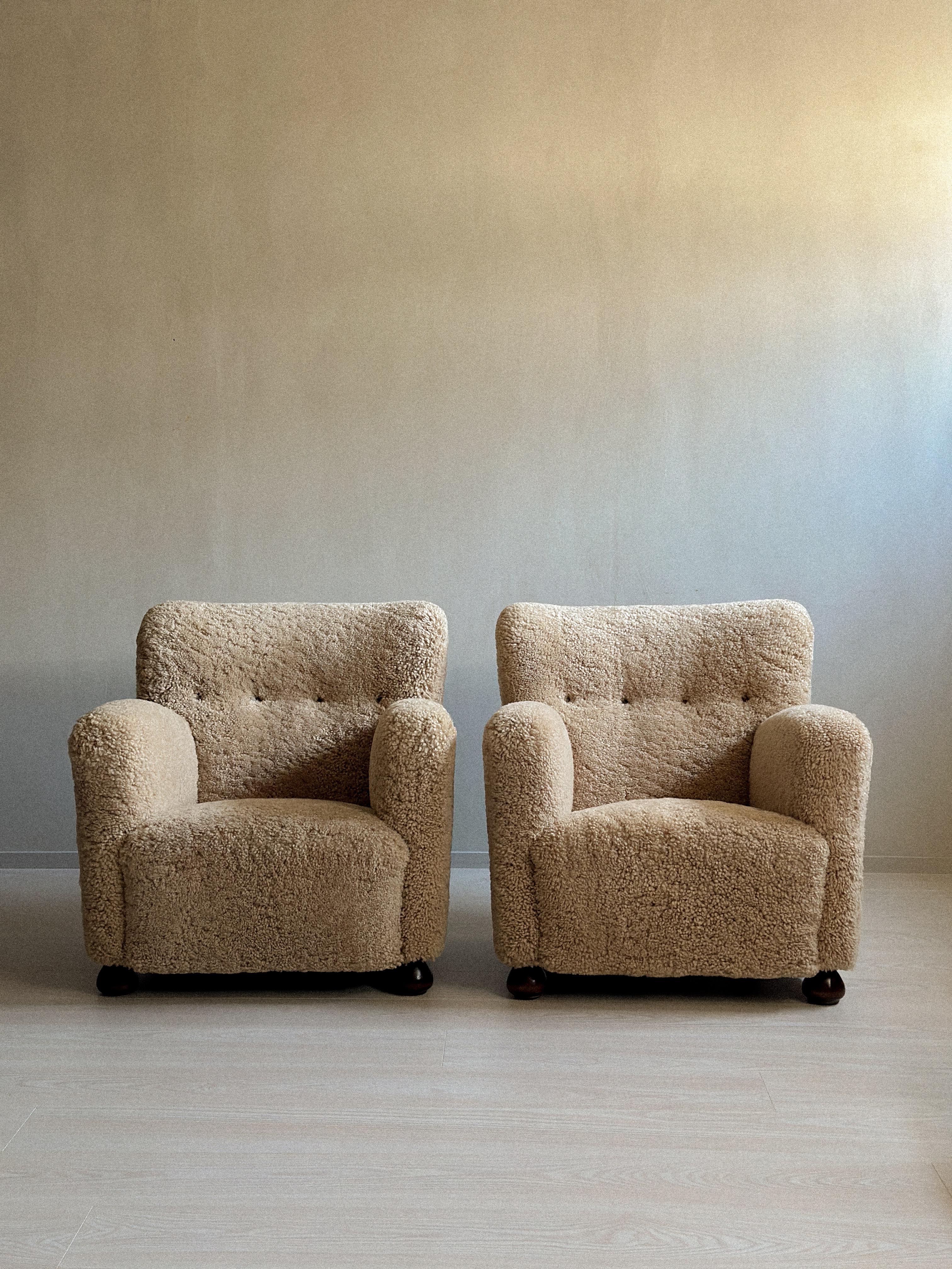 Die praktischen und komfortablen Entwürfe der dänischen Möbelschreiner prägten die modernen Sitzmöbel der Mitte des 20. Jahrhunderts. Die dänischen Möbelschreiner konzentrierten sich auf minimalistisches Design, das von fachkundigen Handwerkern