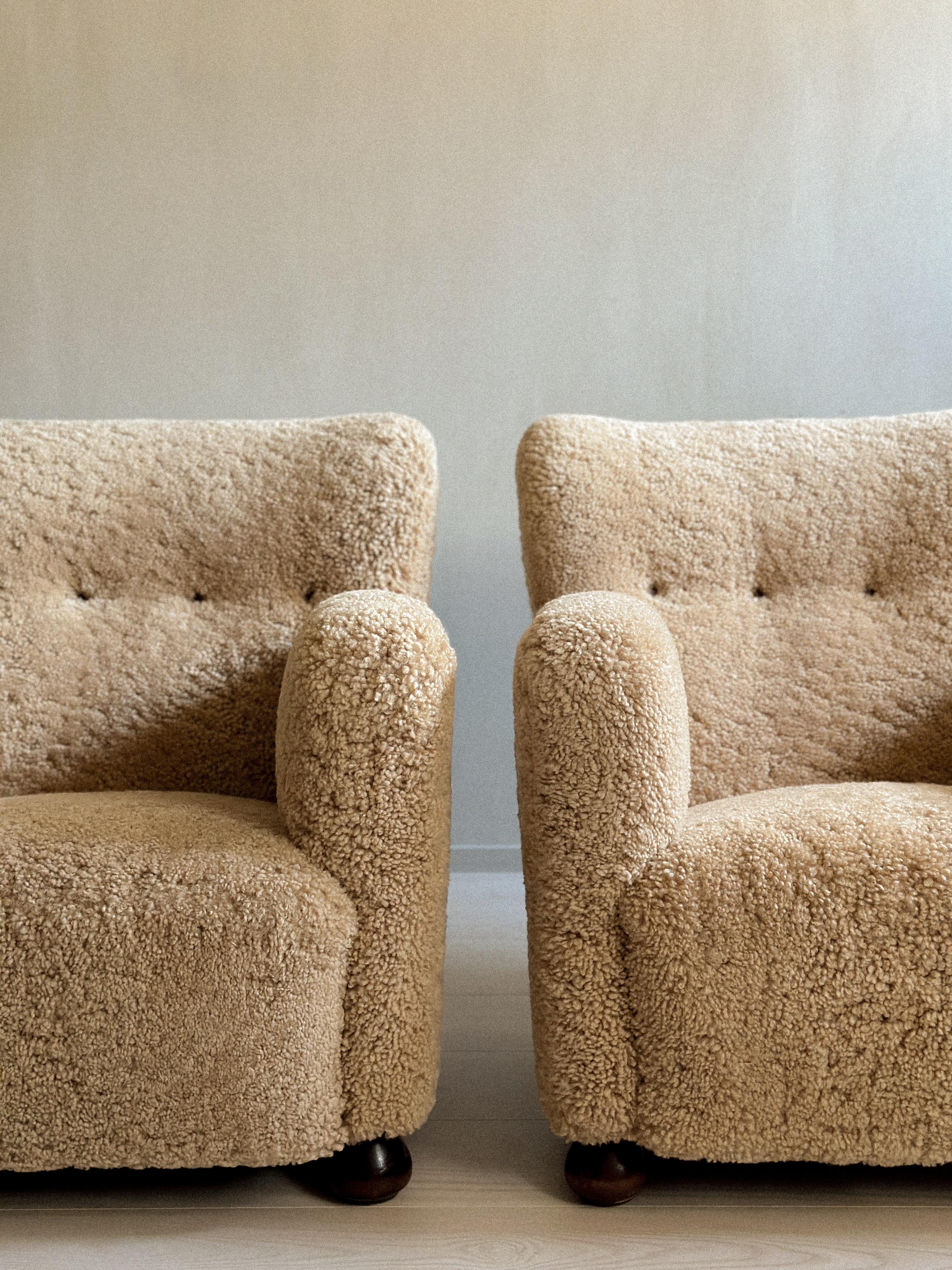 Dänische Schreiner-Loungesessel aus der Mitte des Jahrhunderts aus Schafsleder, Dänemark, 1940er Jahre (Moderne der Mitte des Jahrhunderts)