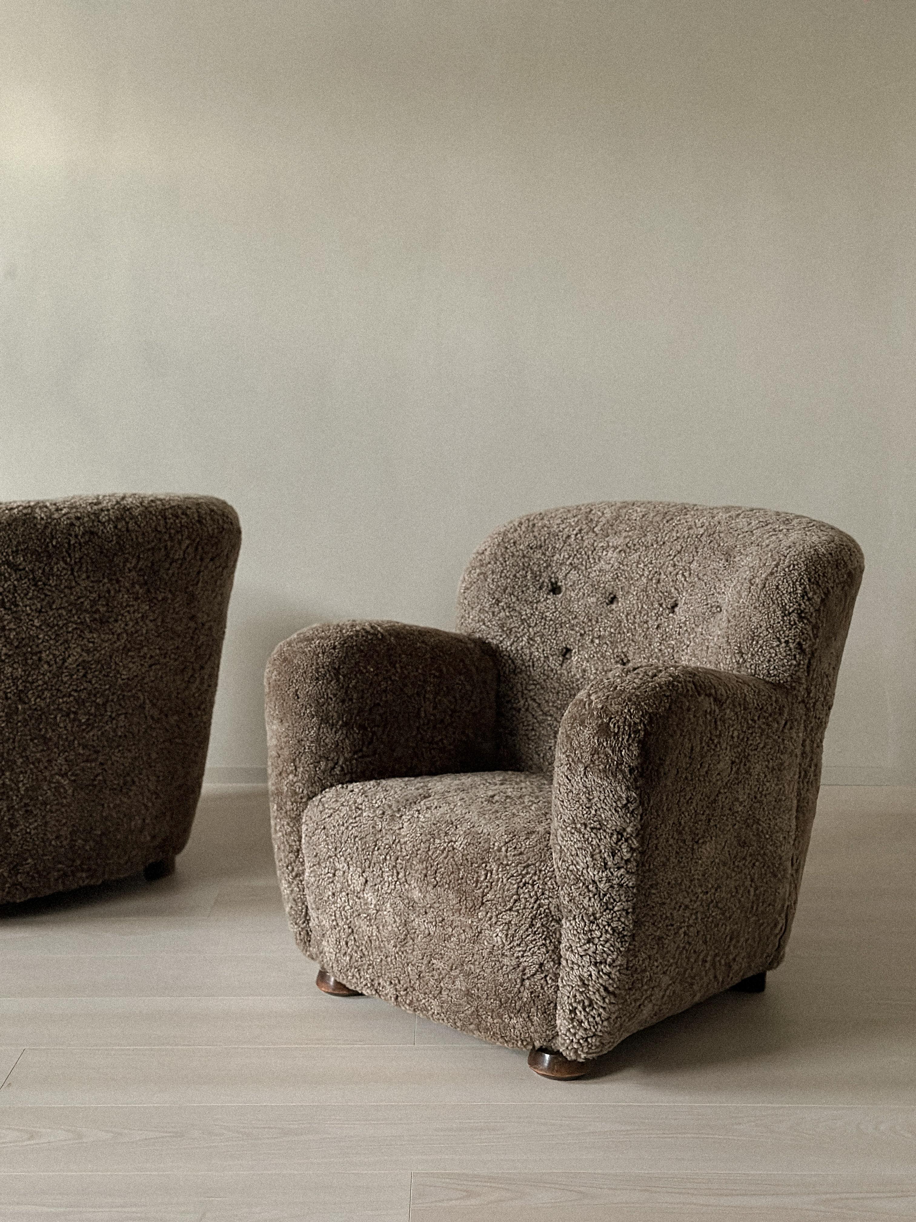 Mid-Century Danish Cabinetmaker Lounge Chairs in Sheepskin, Denmark, 1940s In Good Condition In Hønefoss, 30
