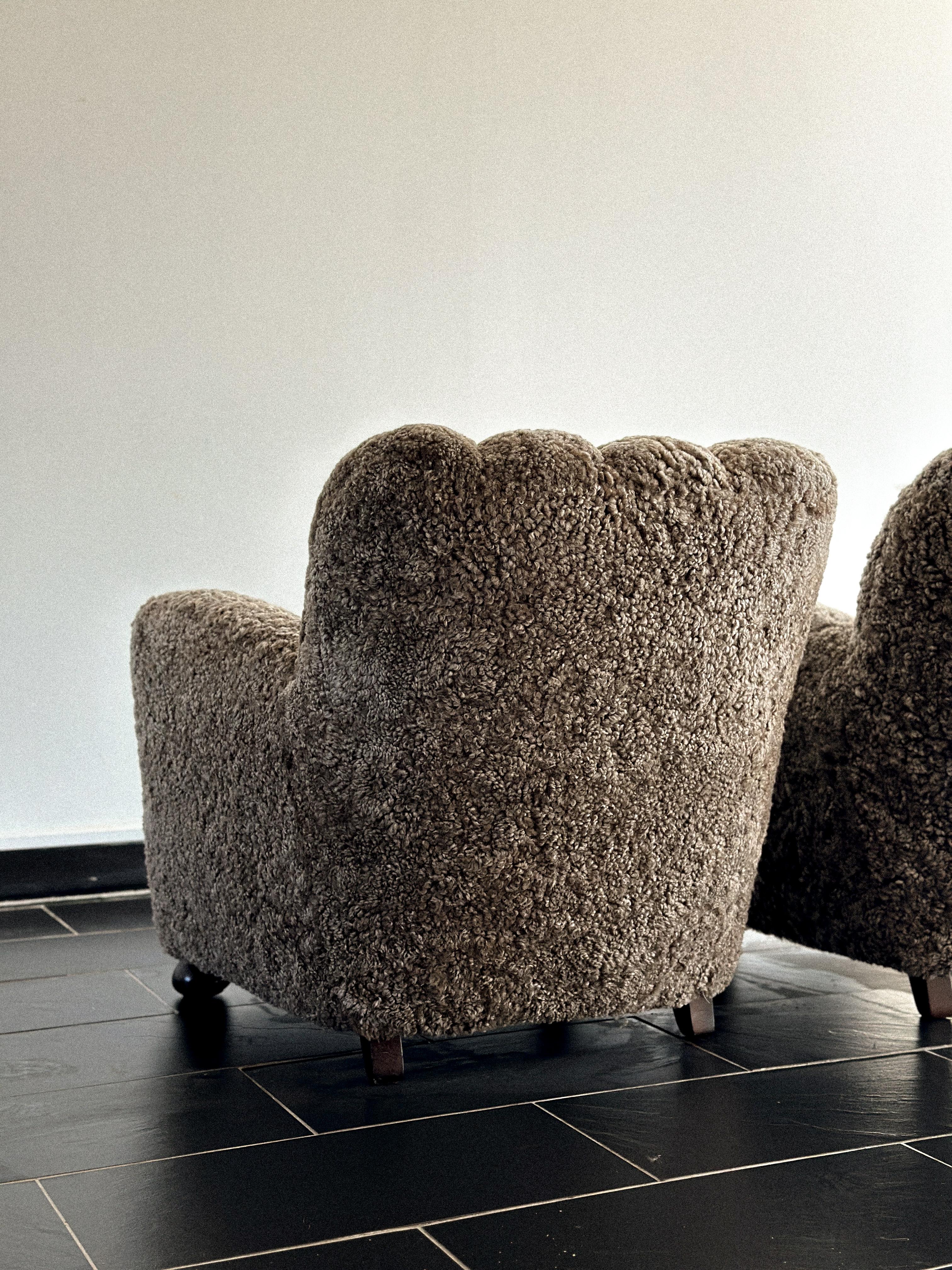 Mid-Century Danish Cabinetmaker Lounge Chairs in Sheepskin, Denmark, 1940s In Good Condition For Sale In Hønefoss, 30