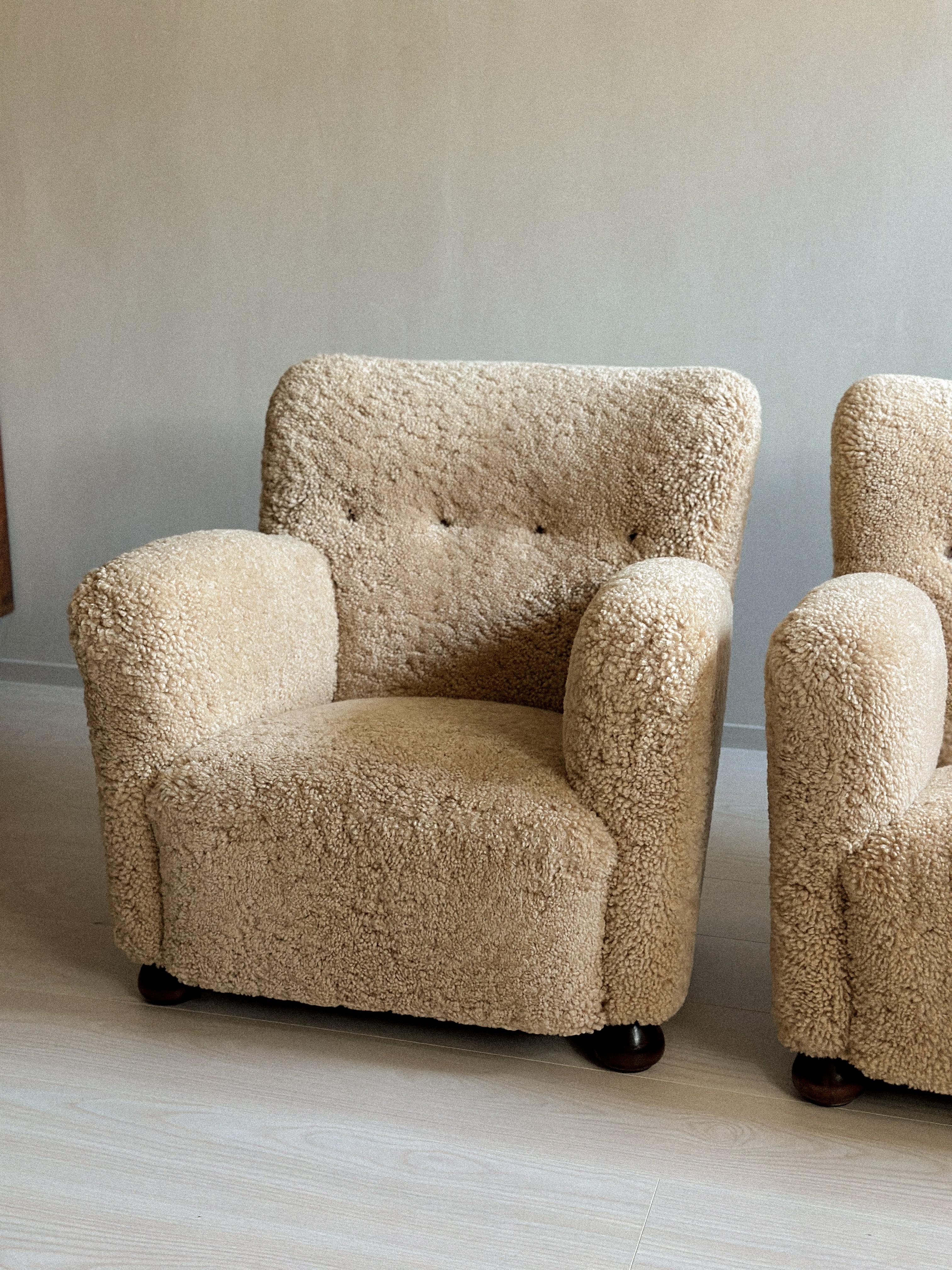 Dänische Schreiner-Loungesessel aus der Mitte des Jahrhunderts aus Schafsleder, Dänemark, 1940er Jahre (Mitte des 20. Jahrhunderts)
