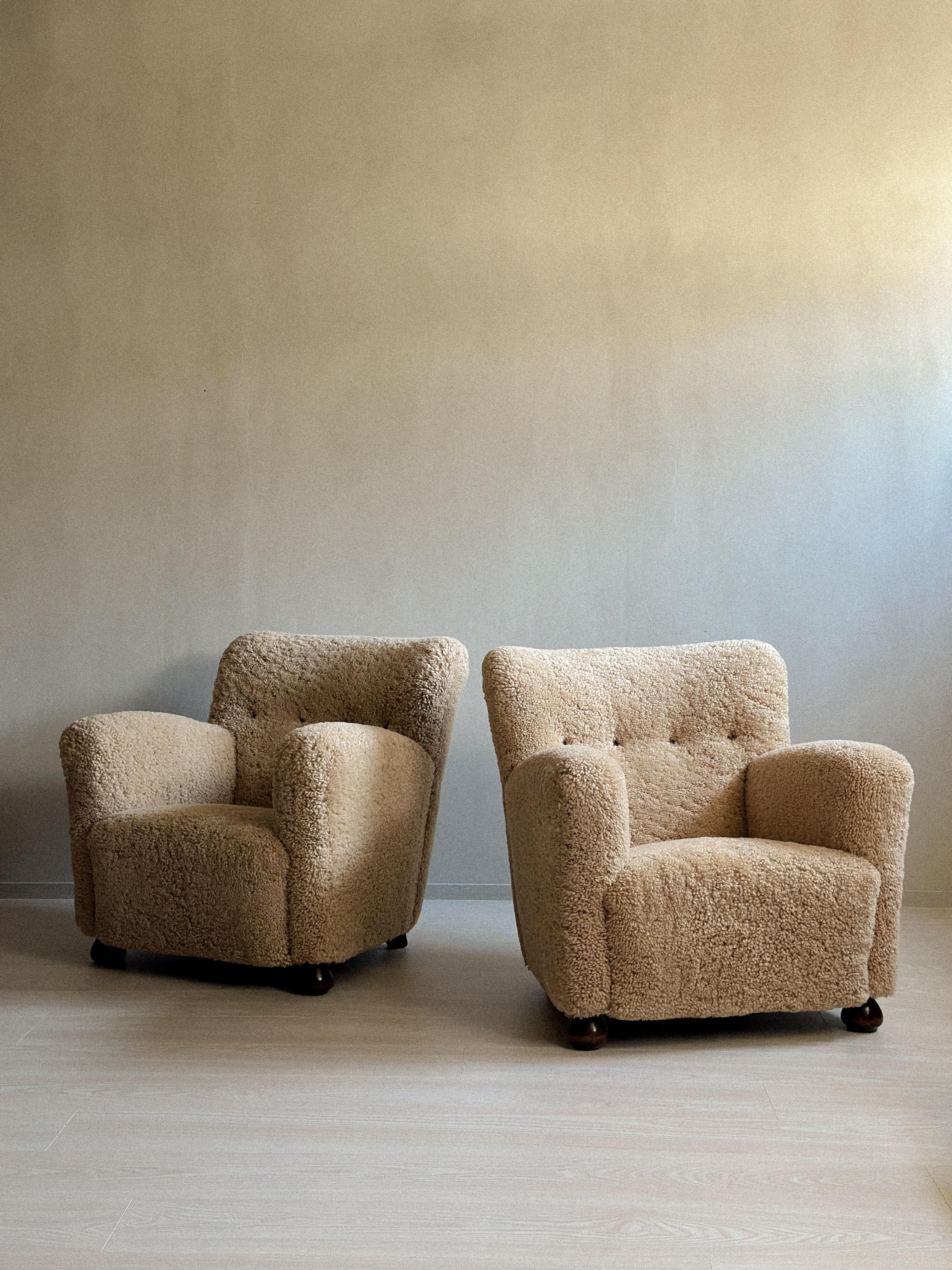 Dänische Schreiner-Loungesessel aus der Mitte des Jahrhunderts aus Schafsleder, Dänemark, 1940er Jahre 2