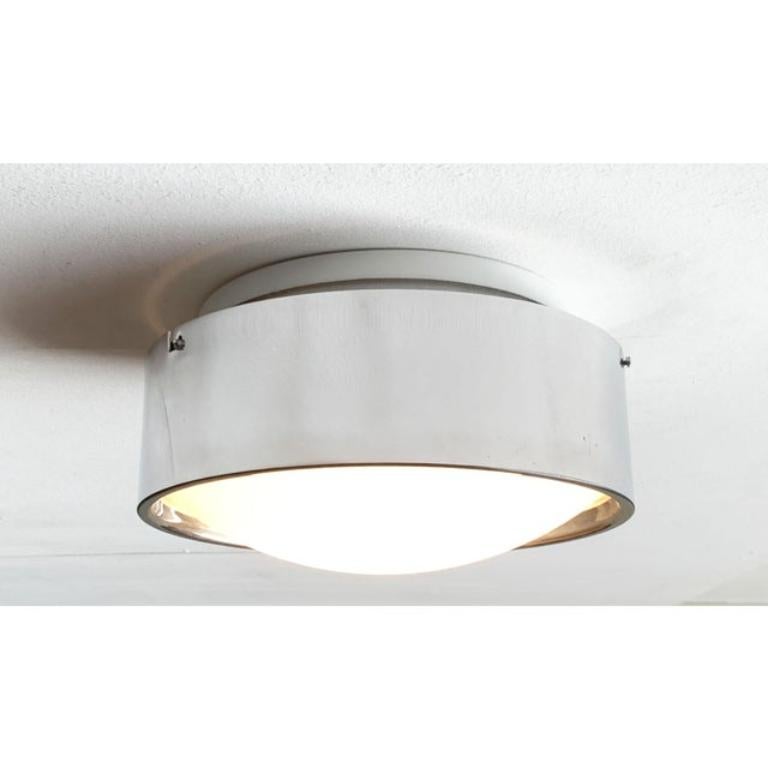 Deckenleuchte minimalista dei produttori danesi Poulsen.

Die Leuchte si basa su tre elementi: dem Sockel mit Fassung, dem ringförmigen Schirm und dem gewölbten Diffusorglas. Lo Schirm deve essere posizionato su una staffa di legno sul calzino. Il