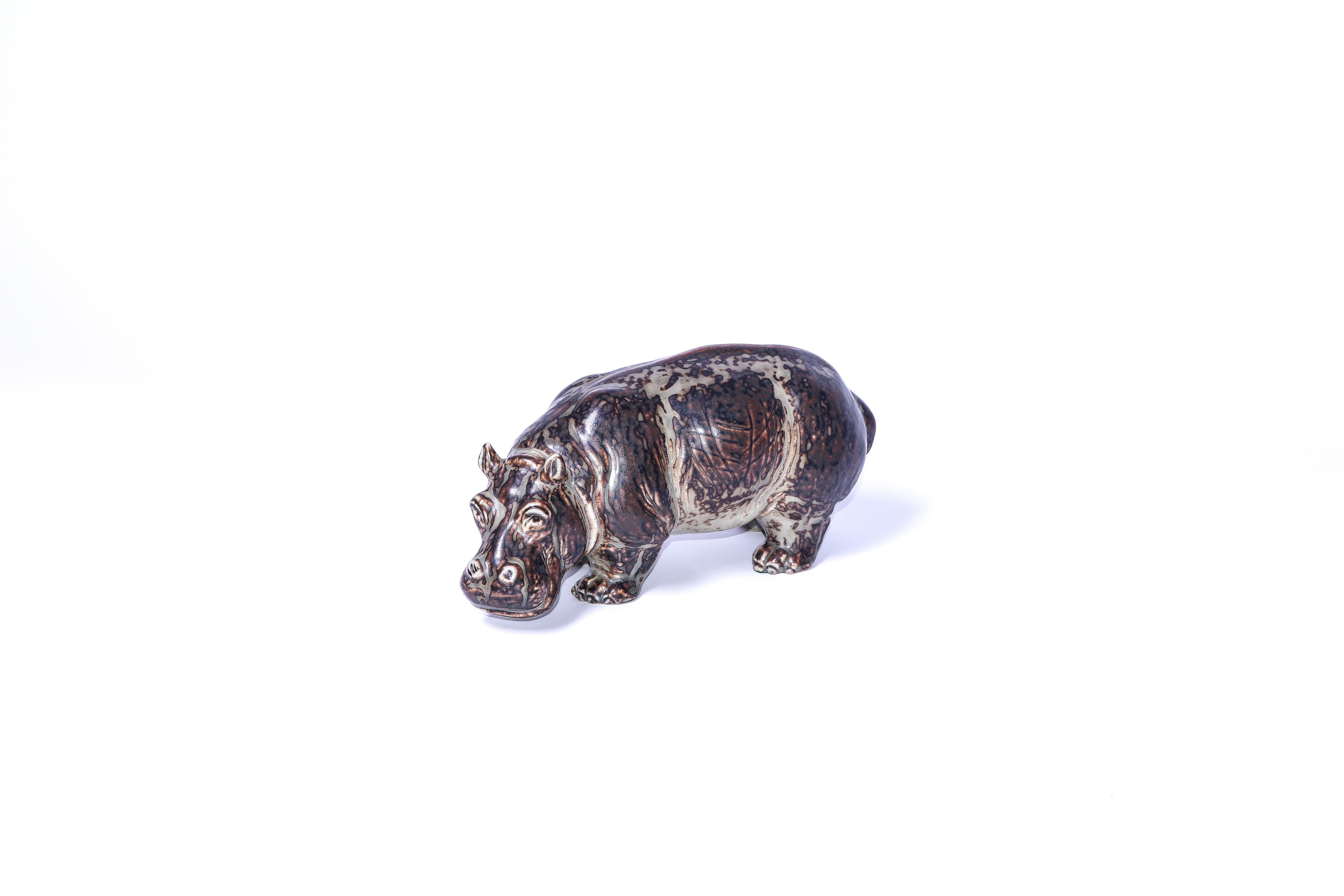 Hippopotame de Royal Copenhagen par Knud Khyn. Signée KK sous la base, estampillée Danemark et numérotée. 