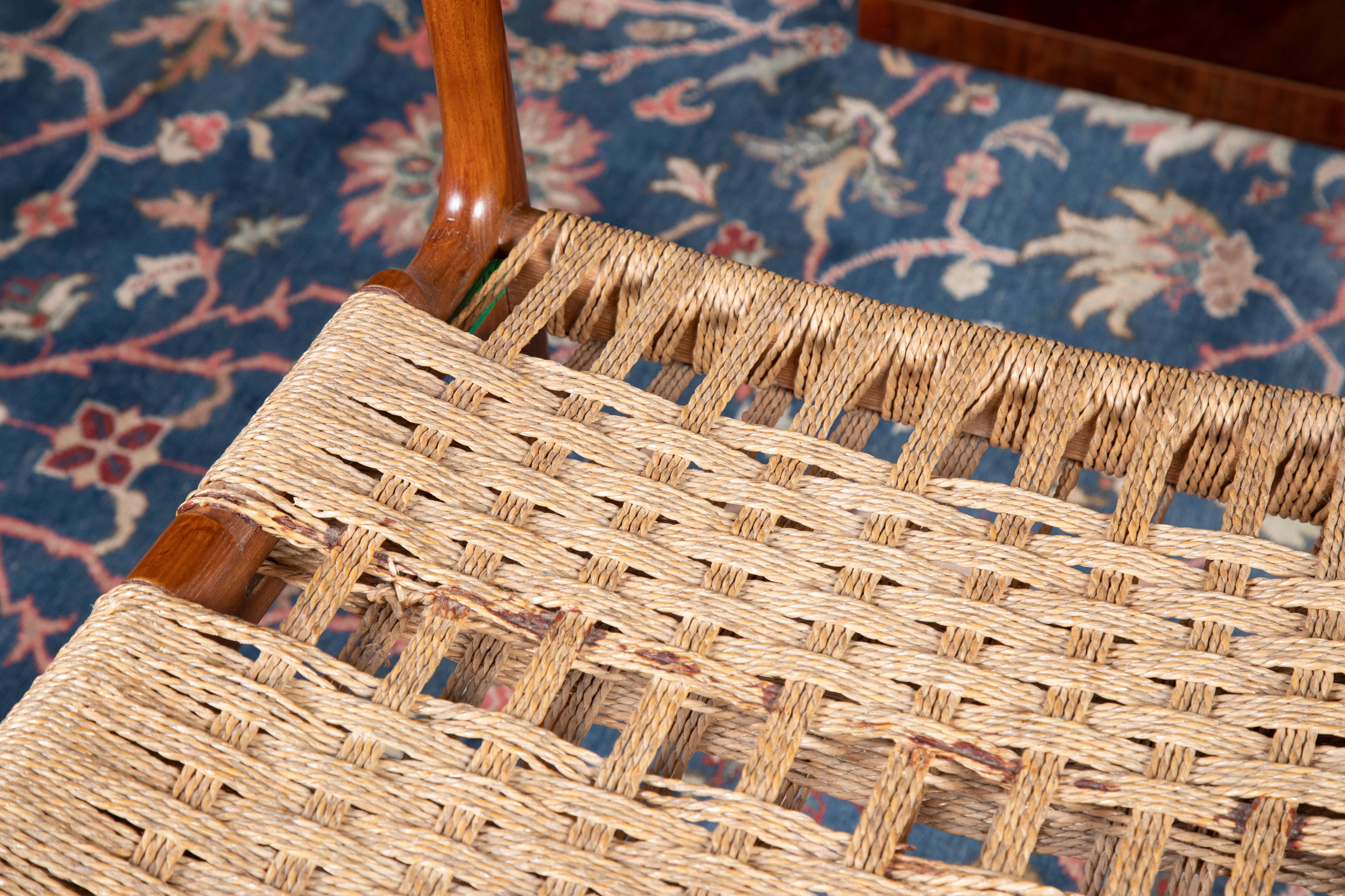 Fauteuil danois du milieu du siècle dernier en noyer Bon état - En vente à Houston, TX