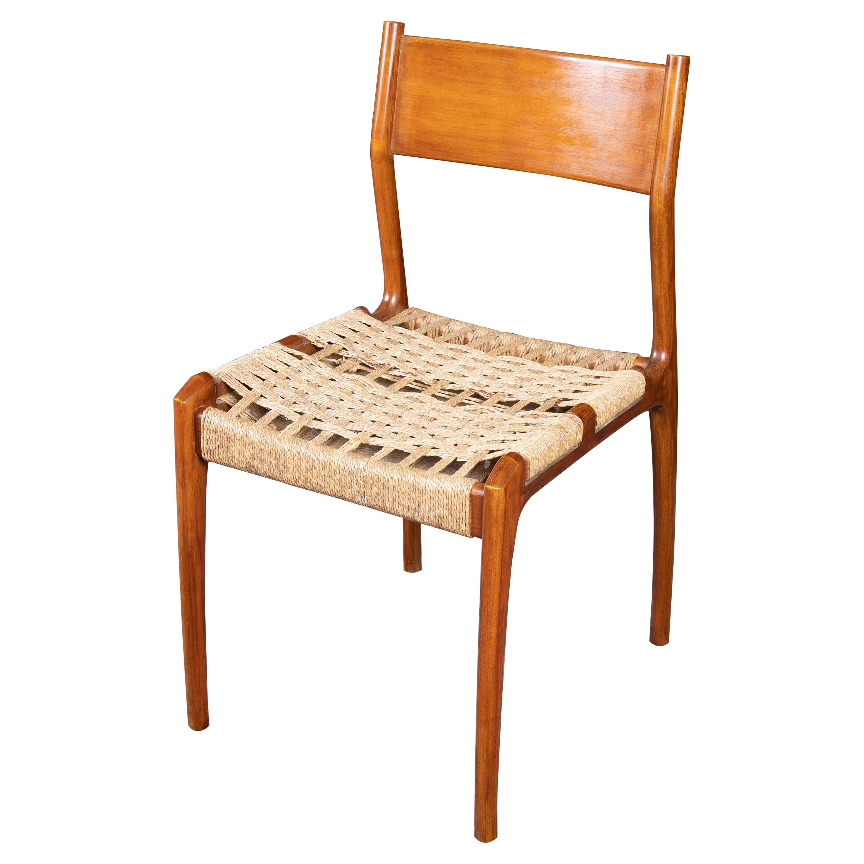Dänischer Stuhl aus der Mitte des Jahrhunderts aus Nussbaumholz