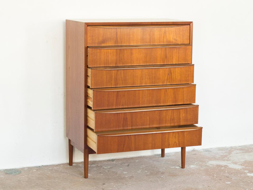 This mid-century Danish chest of 6 drawers in teak was made in Denmark in the 1960s. It has beautiful drawings in the wood and the typical long drawer handle. It was made with the best materials and real craftsmanship. It is in teak and in very good