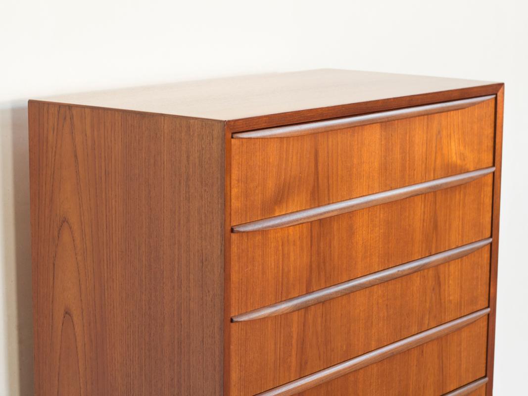 Mid-Century Danish Chest of 6 Drawers in Teak with Long Drawer Handle (Dänisch)