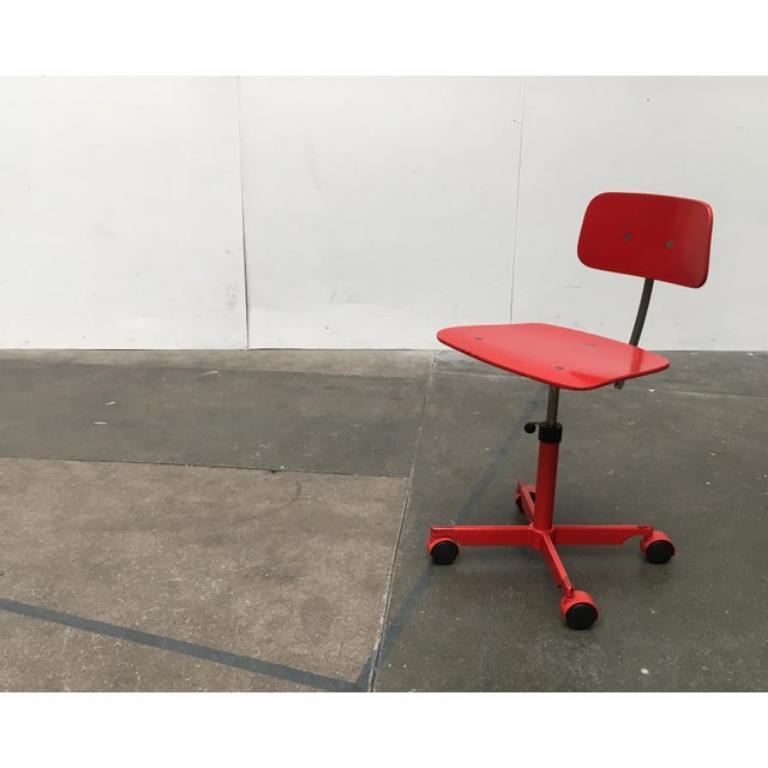 Chaise pivotante pour enfant danoise du milieu du siècle par Jørgen Rasmussen pour Kevi, 1960s en vente 3