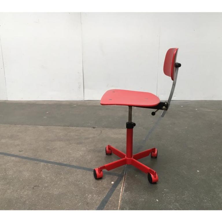 Chaise pivotante pour enfant danoise du milieu du siècle par Jørgen Rasmussen pour Kevi, 1960s en vente 5