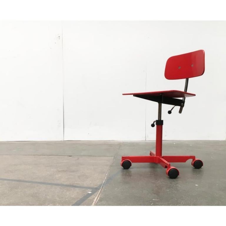 La chaise d'architecte Kevi classique en version plus petite pour les enfants.

Cette chaise est encore une version rare et originale avec un pied à 4 étoiles et un schéma de couleurs uniforme. Pour des raisons de sécurité, le fauteuil n'est