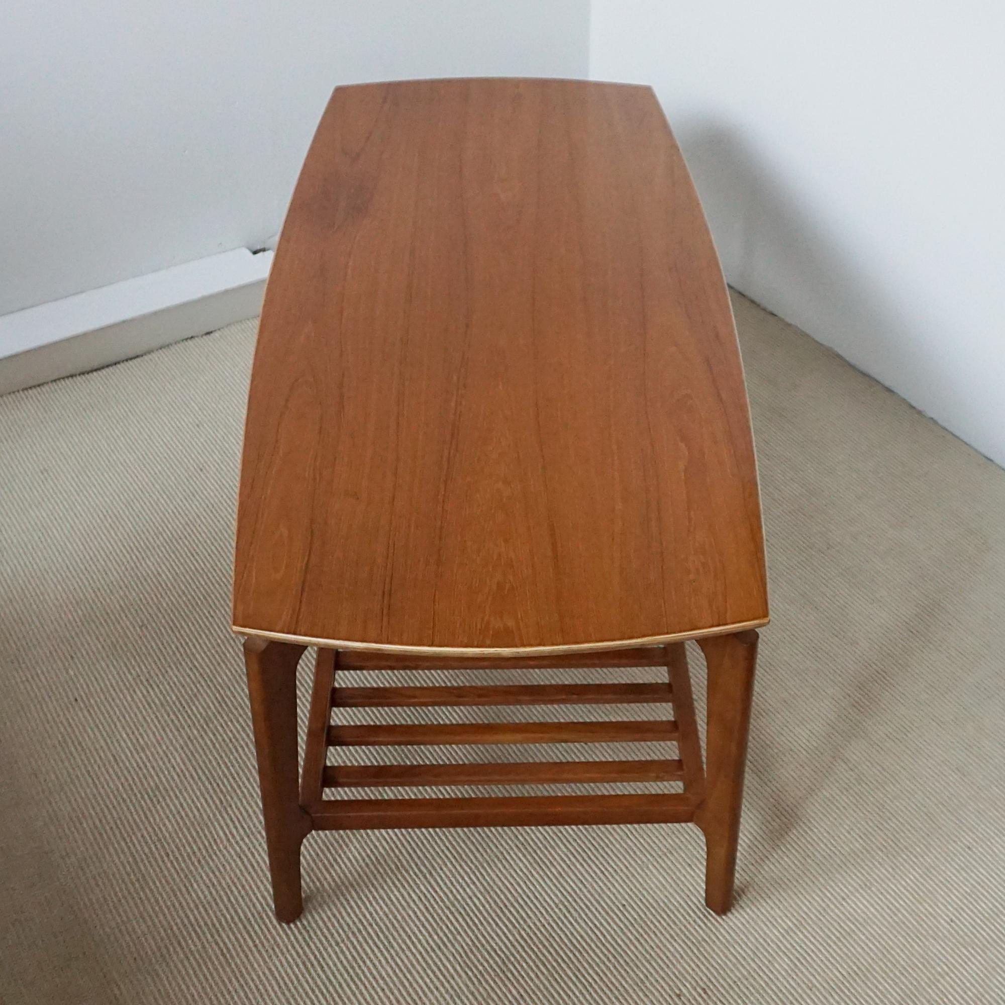 Un tavolino da caffè di metà secolo. A due livelli con portariviste inferiore. Teak massiccio.

Dimensioni: H. H. 44,5 cm L. 130 cm P. 57,5 cm 

Origine: Danese

Data: Circa 1960

Numero articolo: 2111243

Tutti i nostri mobili sono ampiamente