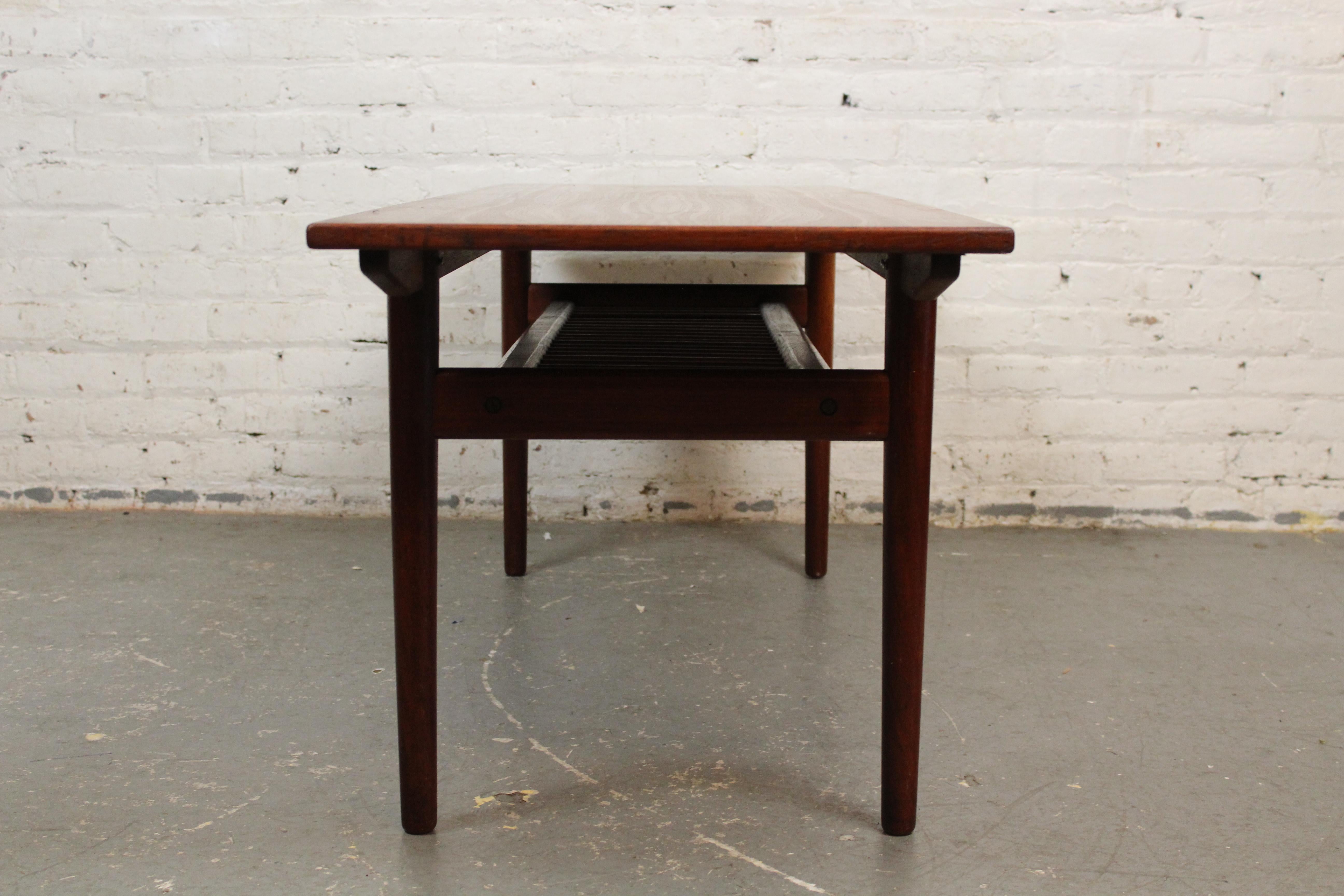Menuiserie Table basse danoise du milieu du siècle dernier par Arne Hovmand-Olsen pour Jutex en vente