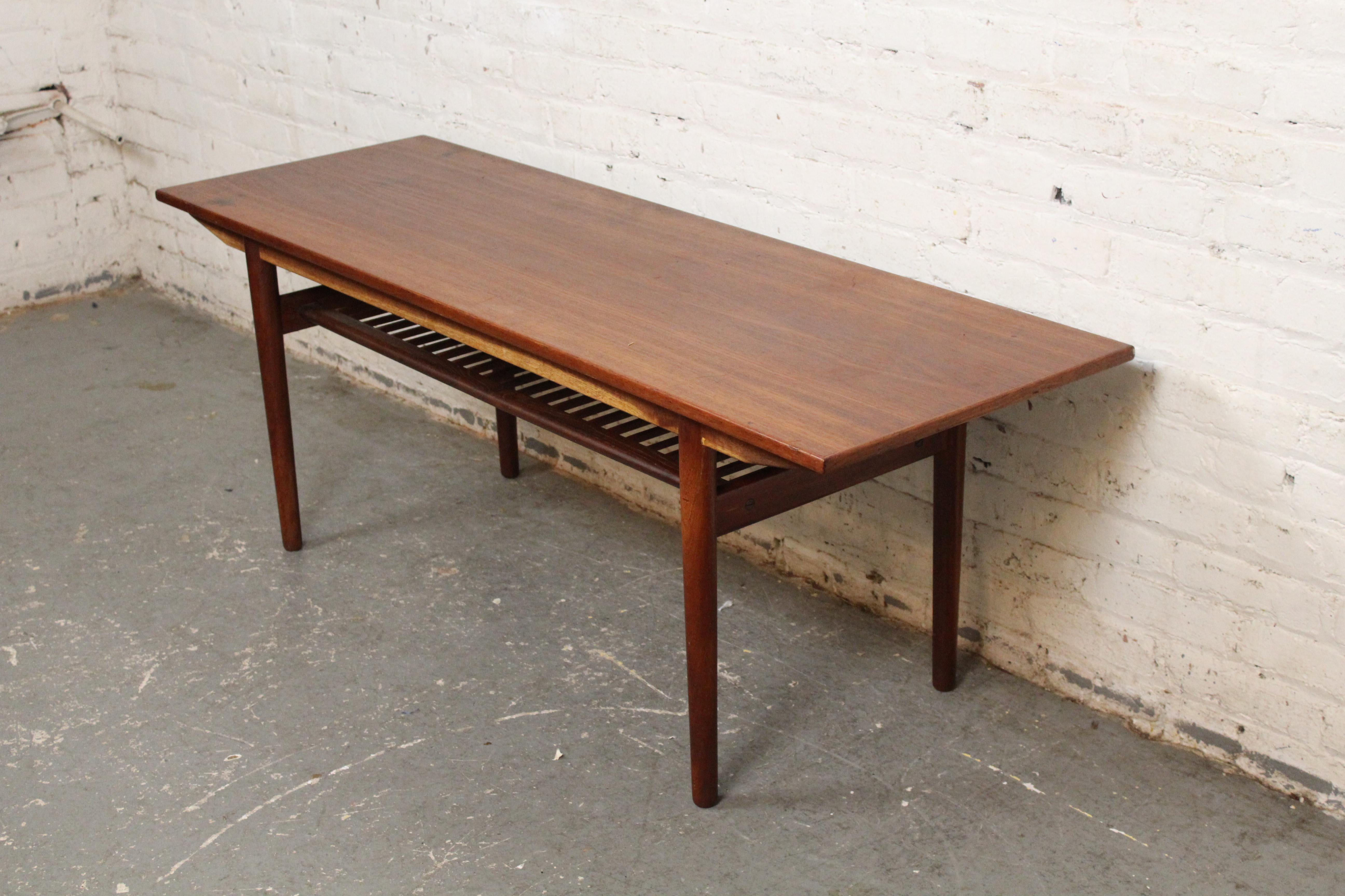 20ième siècle Table basse danoise du milieu du siècle dernier par Arne Hovmand-Olsen pour Jutex en vente