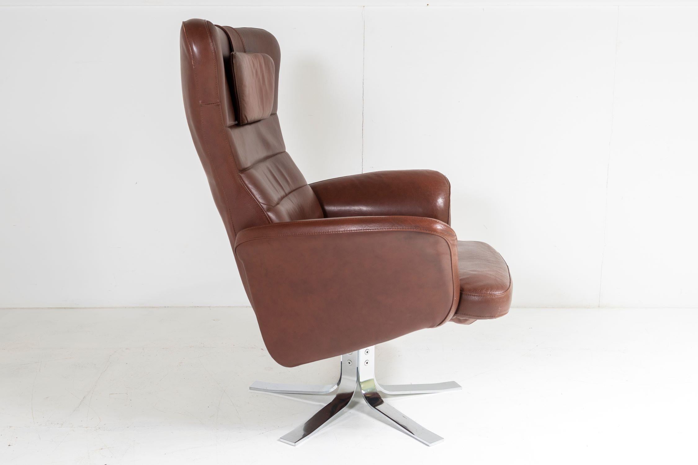 Mid Century Danish Cognac Brown Leather Swivel Reclining Chair on Chrome Base In Good Condition For Sale In Llanbrynmair, GB