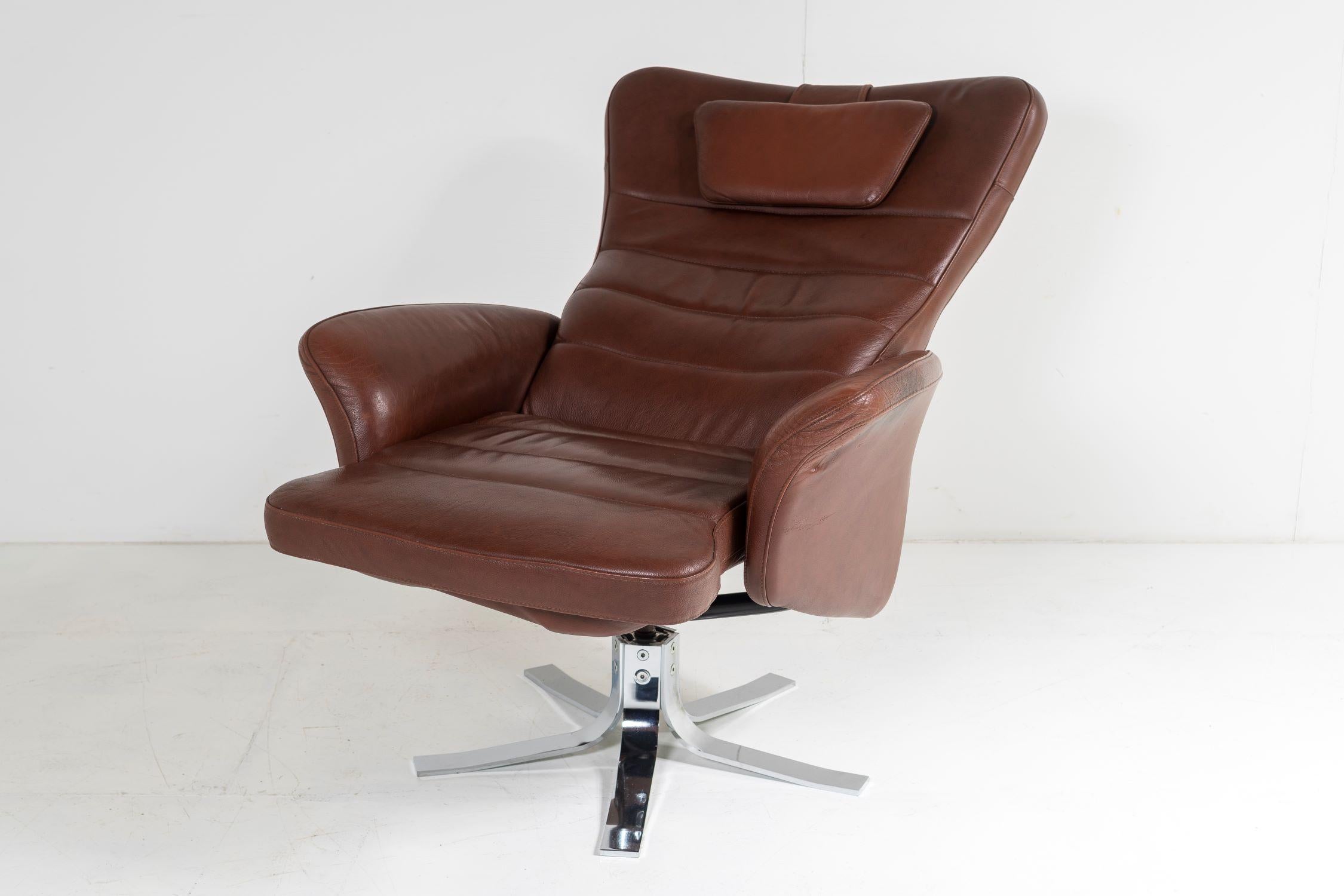 Mid Century Danish Cognac Brown Leather Swivel Reclining Chair on Chrome Base In Good Condition In Llanbrynmair, GB