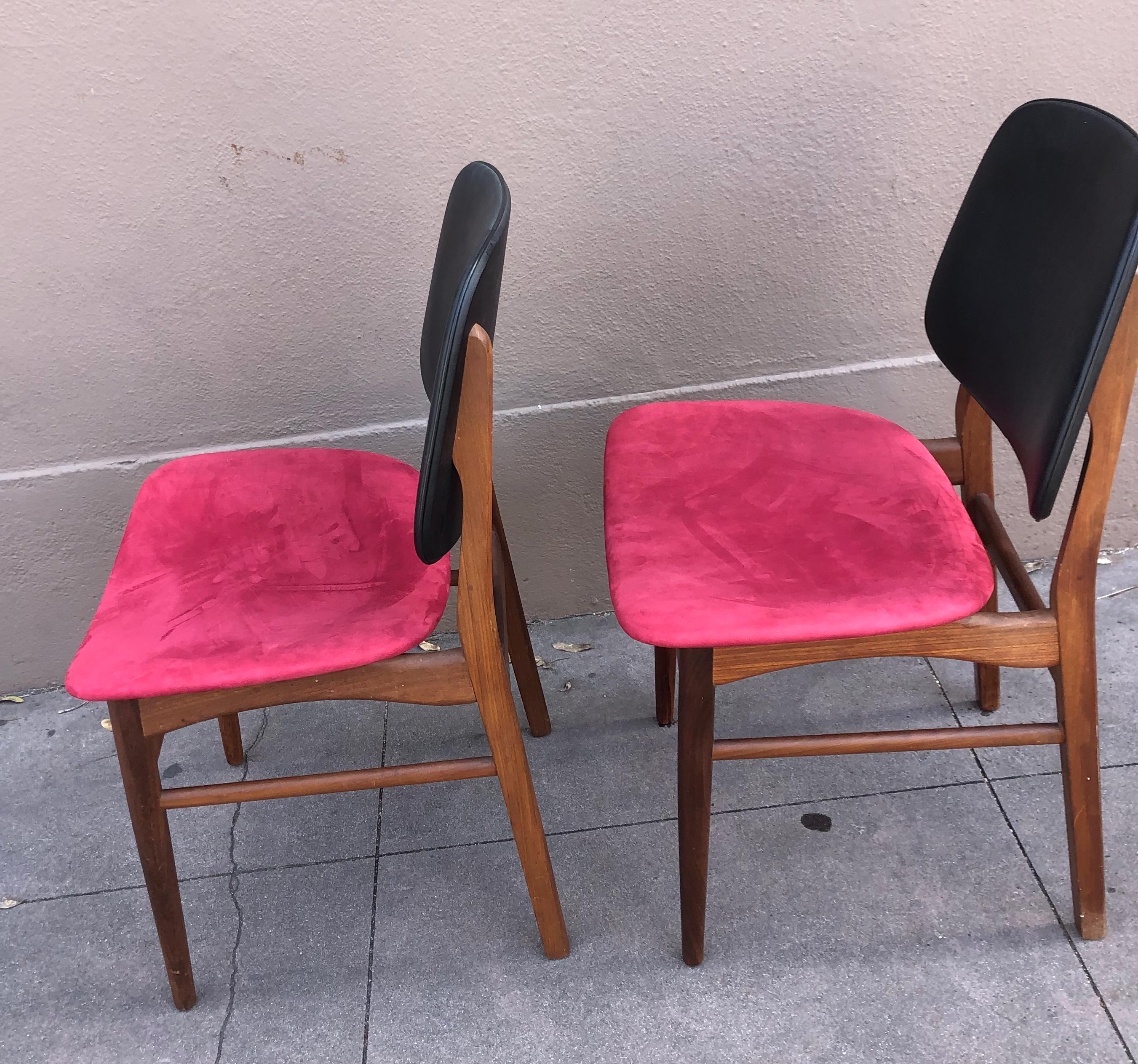 This is an excellent set of 2 danish modern dining chairs in the style of Arne Vodder and Arne Hovmand-Olsen. In excellent and ready to use. Made from solid teak. I had the two bottom cushions reupolstered with red natural untreated leather as the