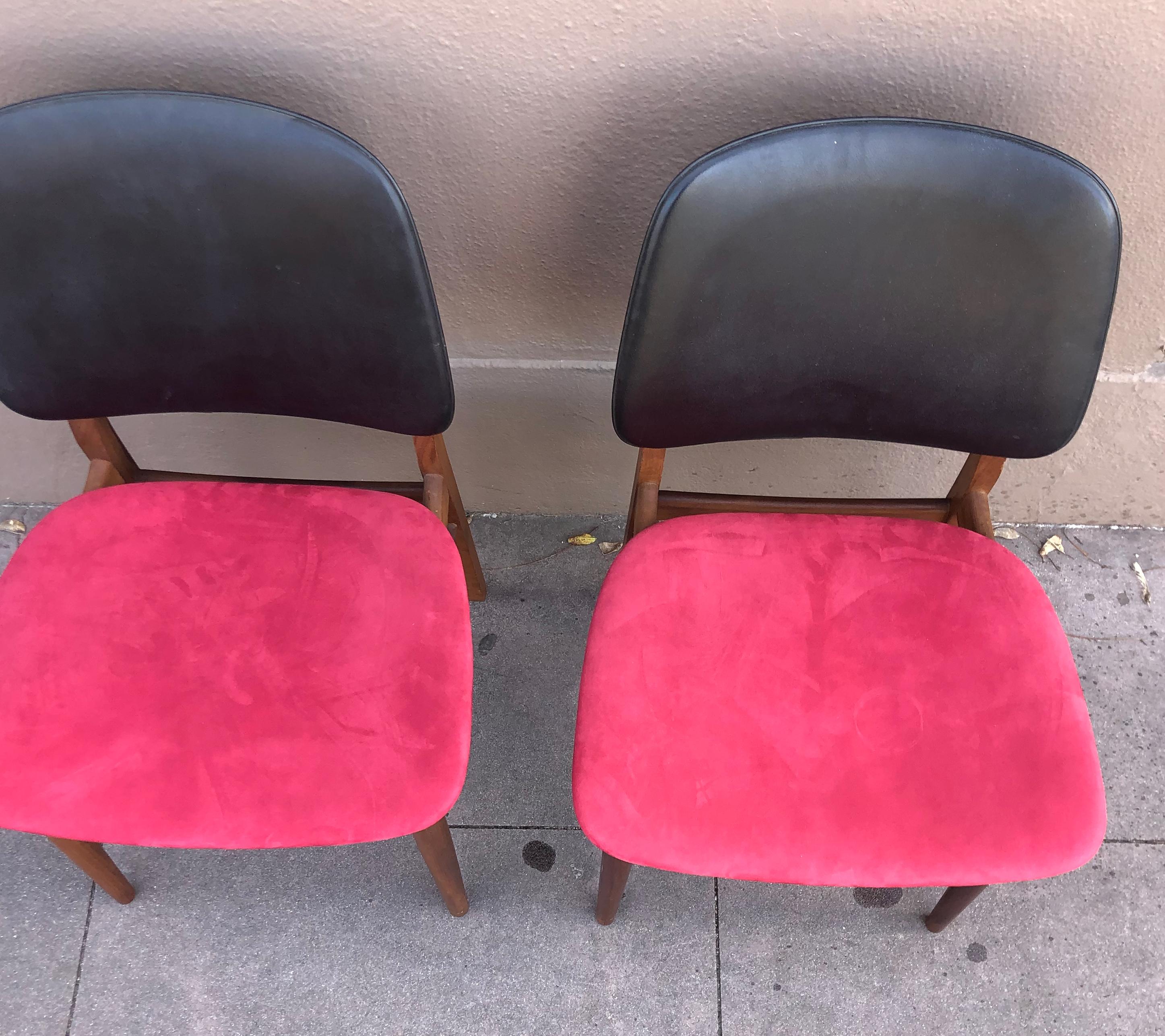 Dänische farbenfrohe Stühle aus der Jahrhundertmitte (Moderne der Mitte des Jahrhunderts) im Angebot