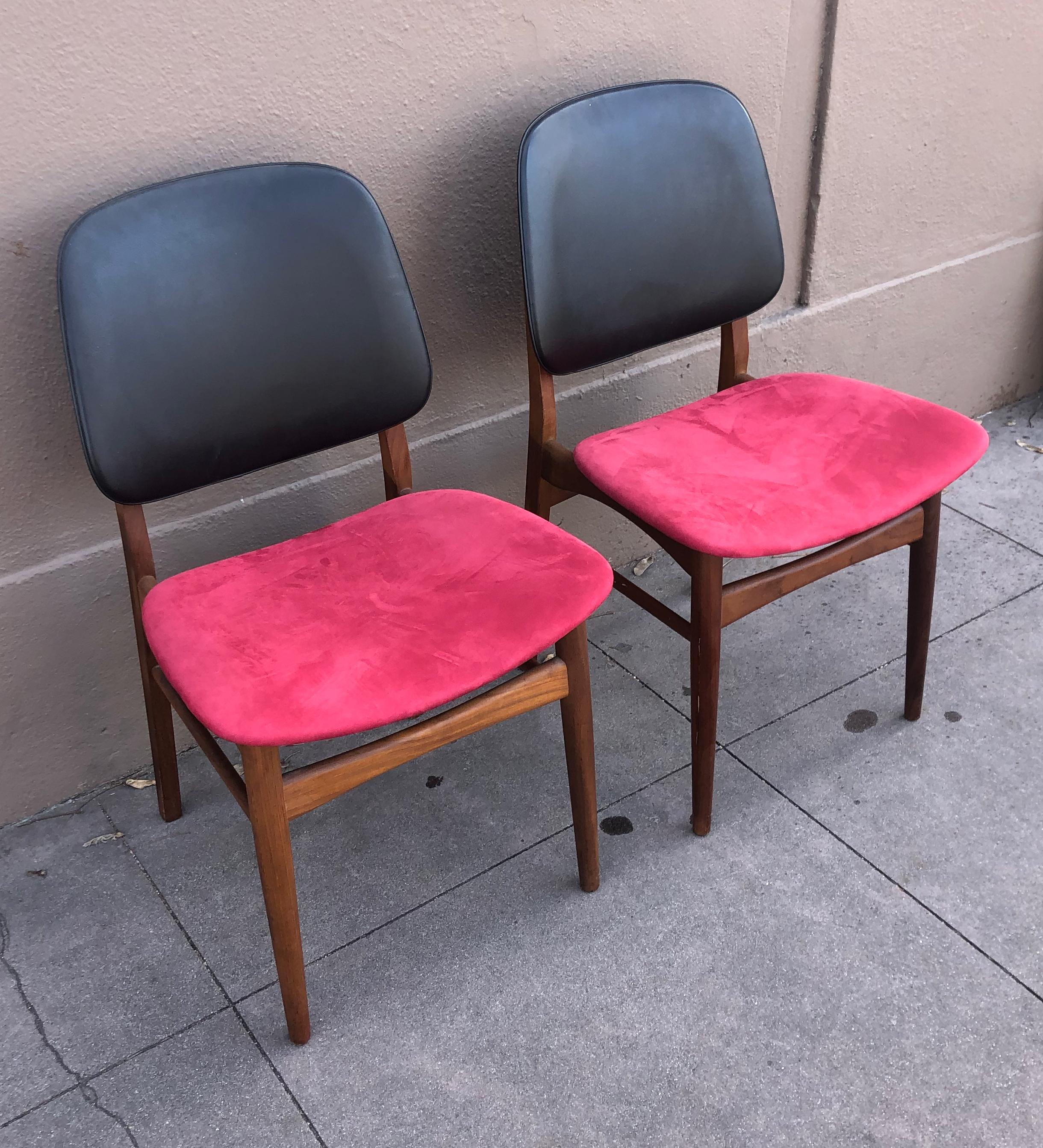 Dänische farbenfrohe Stühle aus der Jahrhundertmitte (Leder) im Angebot