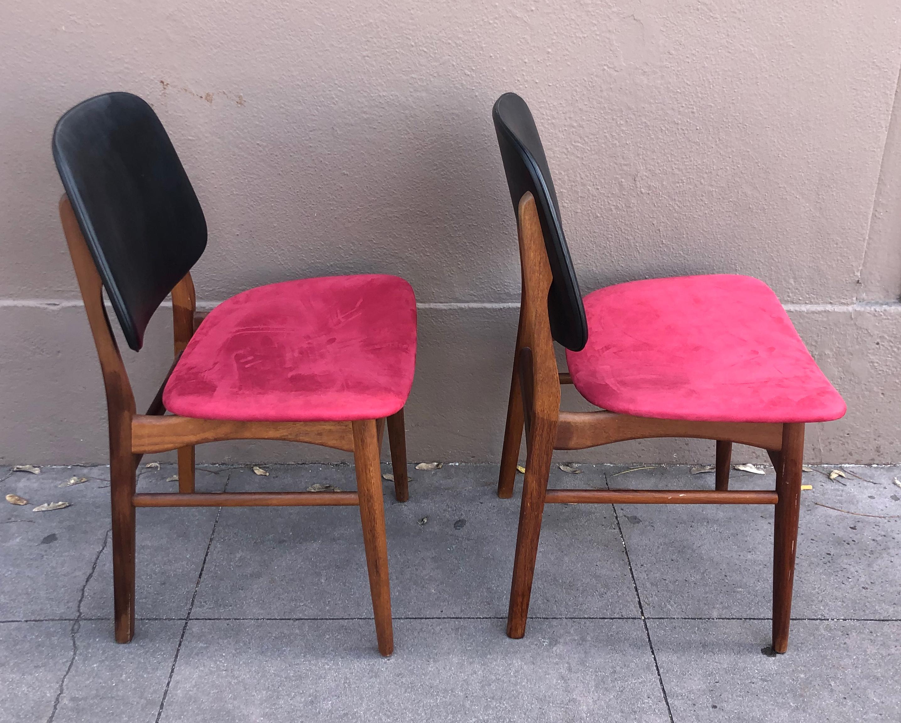 Dänische farbenfrohe Stühle aus der Jahrhundertmitte im Angebot 3
