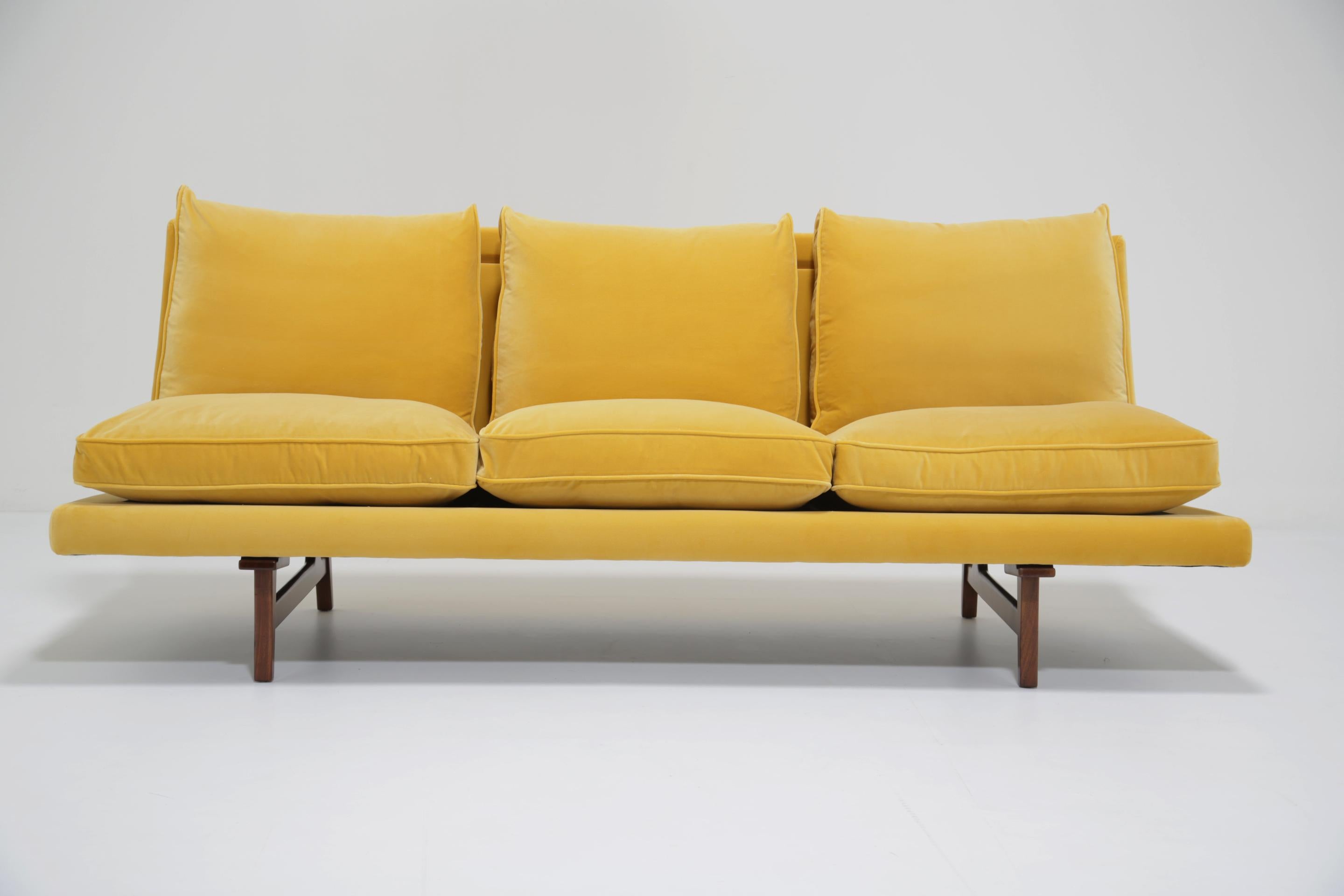 Canapé danois du milieu du siècle en velours de coton et cadre en noyer par Jens Risom, années 1960. en vente 2