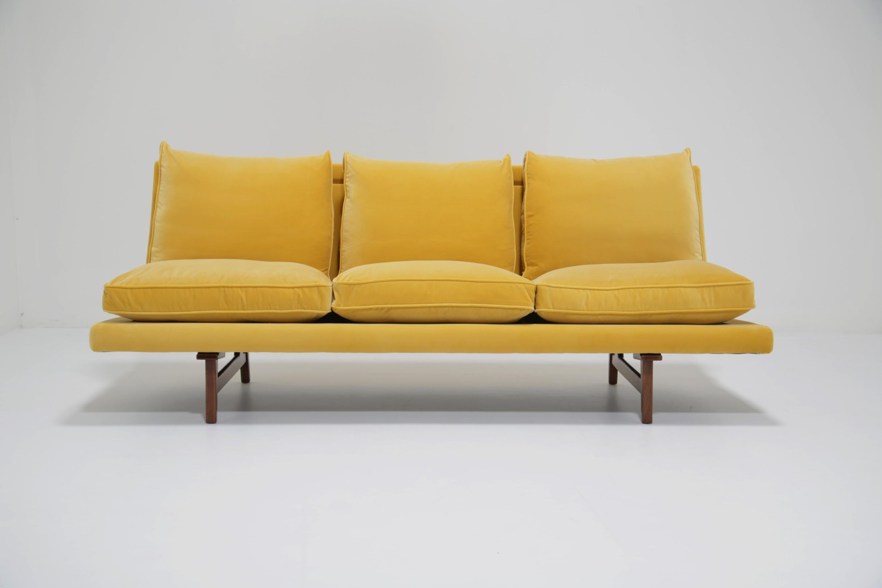 Canapé danois du milieu du siècle en velours de coton et cadre en noyer par Jens Risom, années 1960. en vente 3