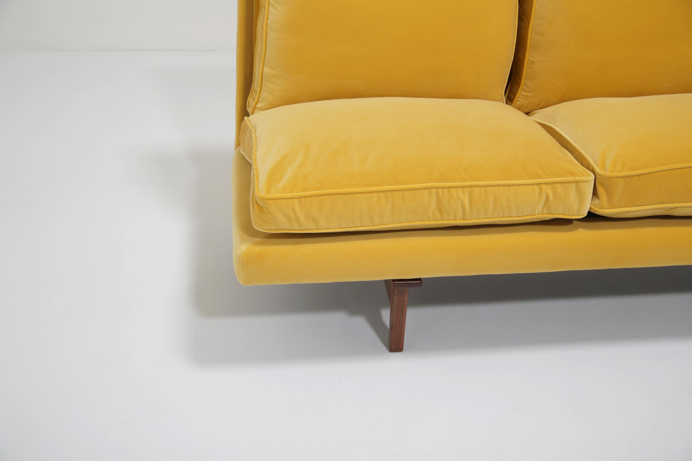 Canapé danois du milieu du siècle en velours de coton et cadre en noyer par Jens Risom, années 1960. en vente 4