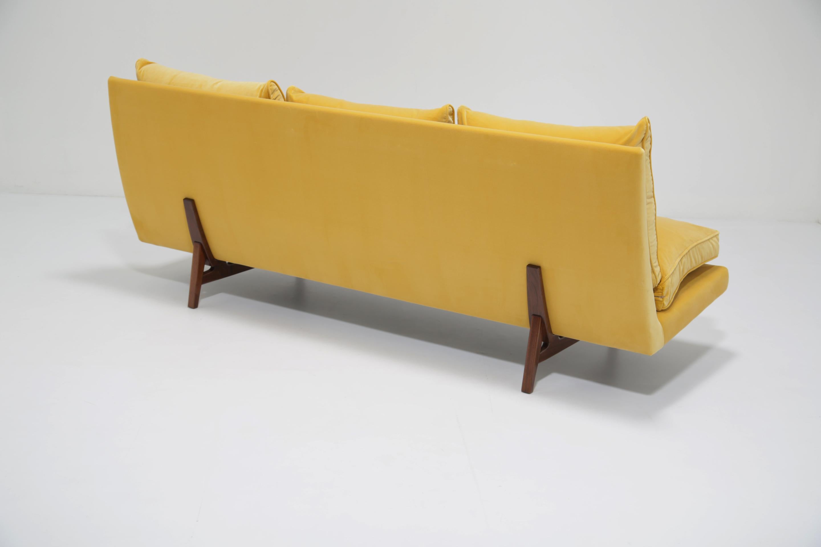 Canapé danois du milieu du siècle en velours de coton et cadre en noyer par Jens Risom, années 1960. en vente 5