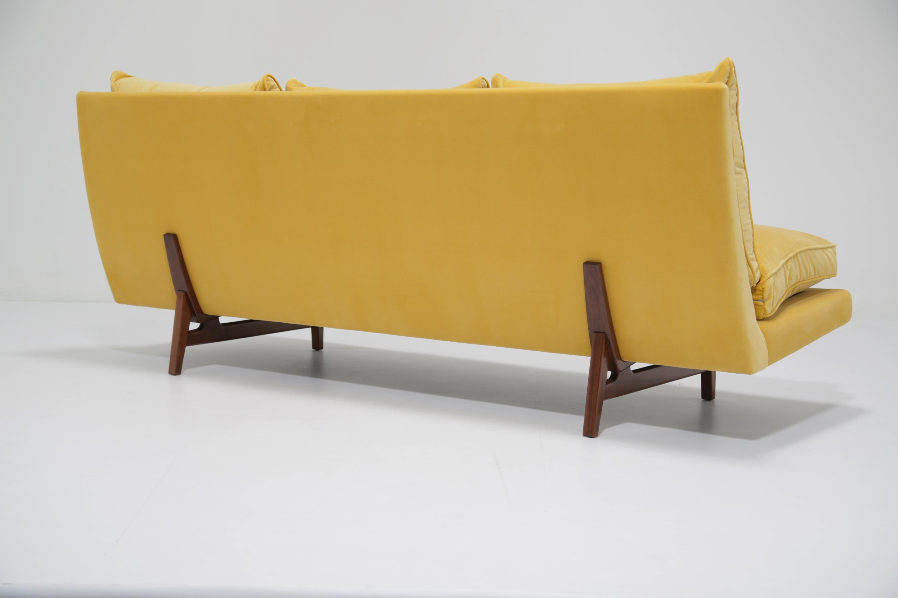 Canapé danois du milieu du siècle en velours de coton et cadre en noyer par Jens Risom, années 1960. en vente 6