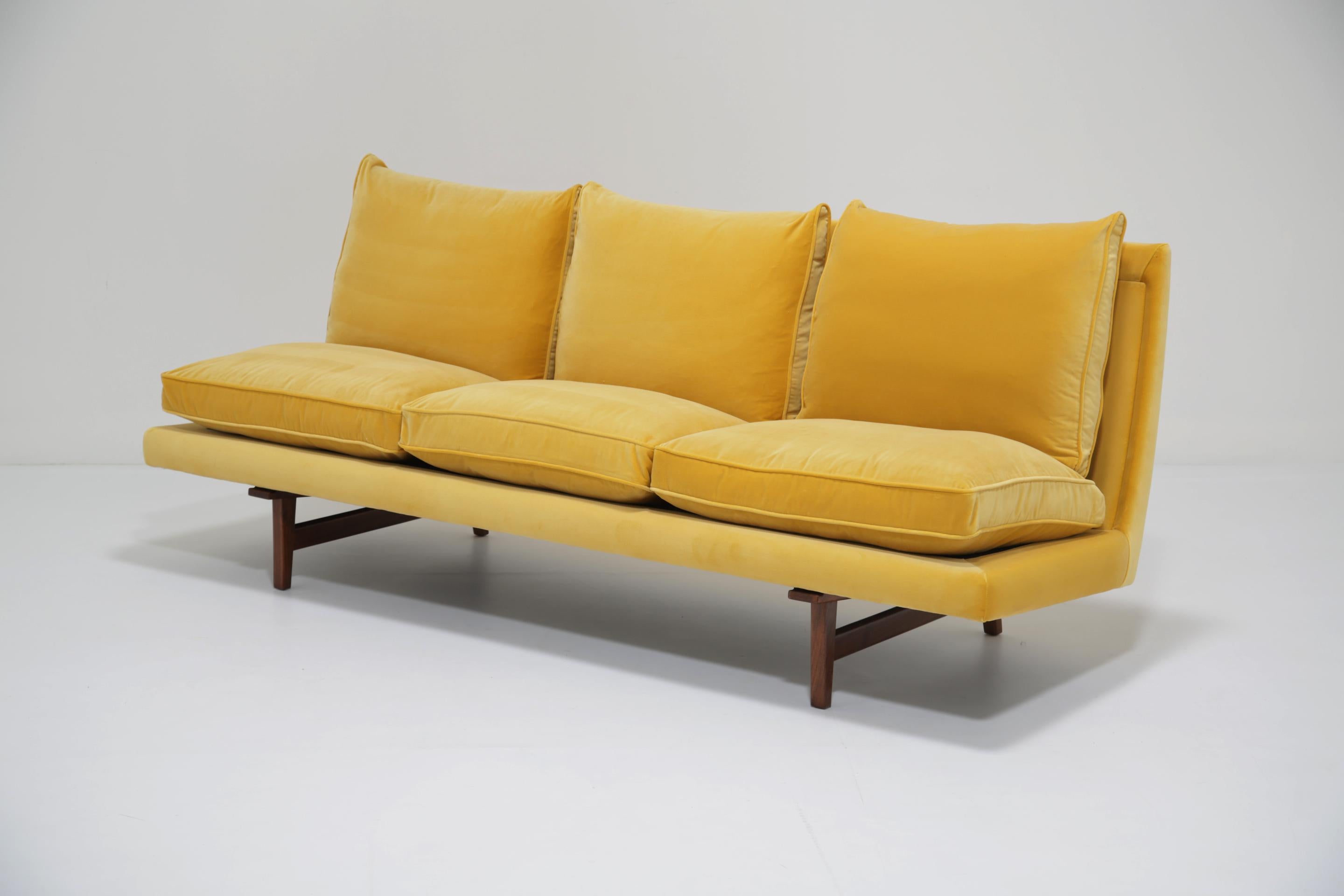 Ce magnifique canapé Jens Risom est le summum du design du milieu du siècle - un chef-d'œuvre du légendaire designer danois qui a contribué à définir le style scandinave-américain. Avec son cadre en noyer poli et sa silhouette aérée et ouverte,