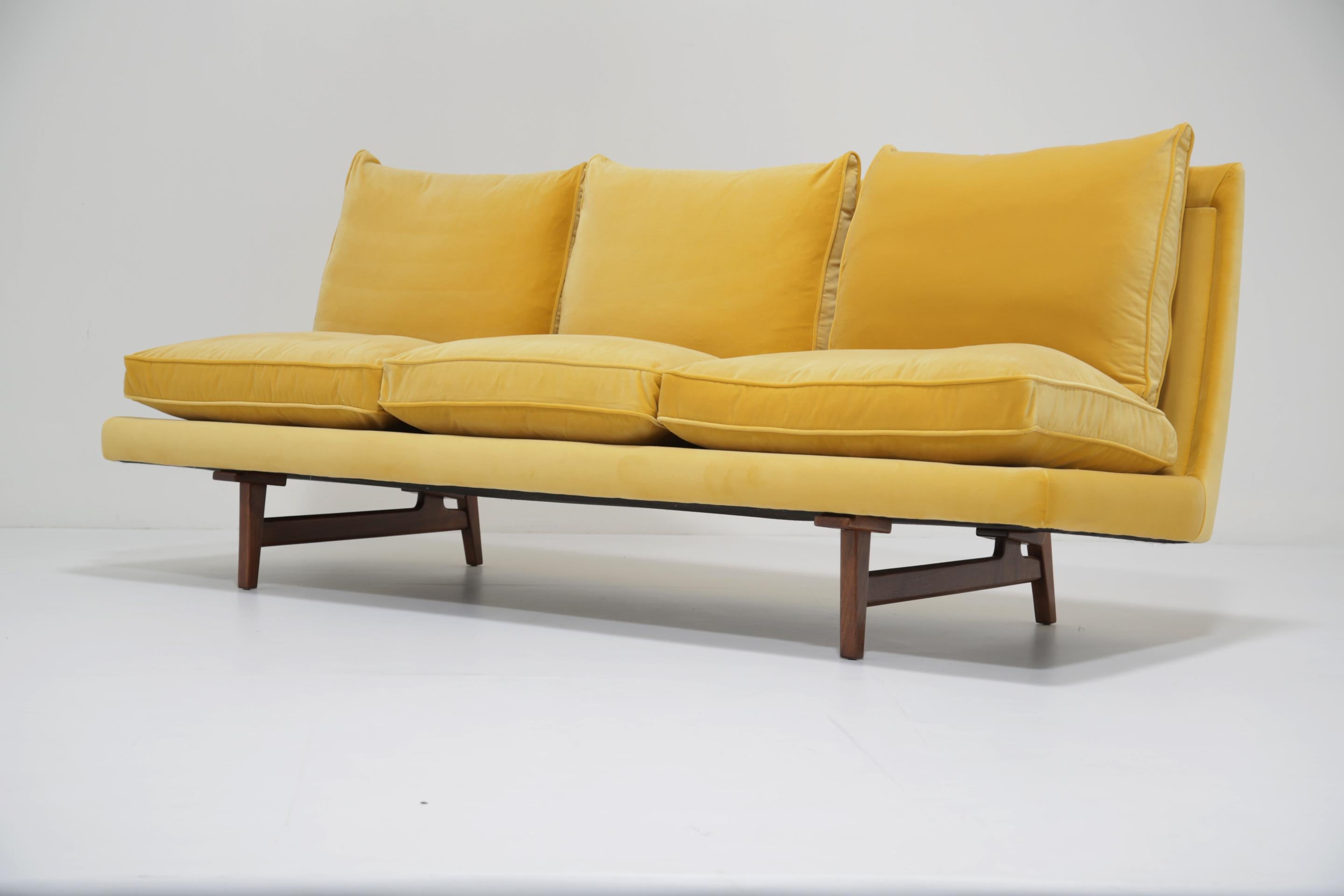 Mid-Century Modern Canapé danois du milieu du siècle en velours de coton et cadre en noyer par Jens Risom, années 1960. en vente