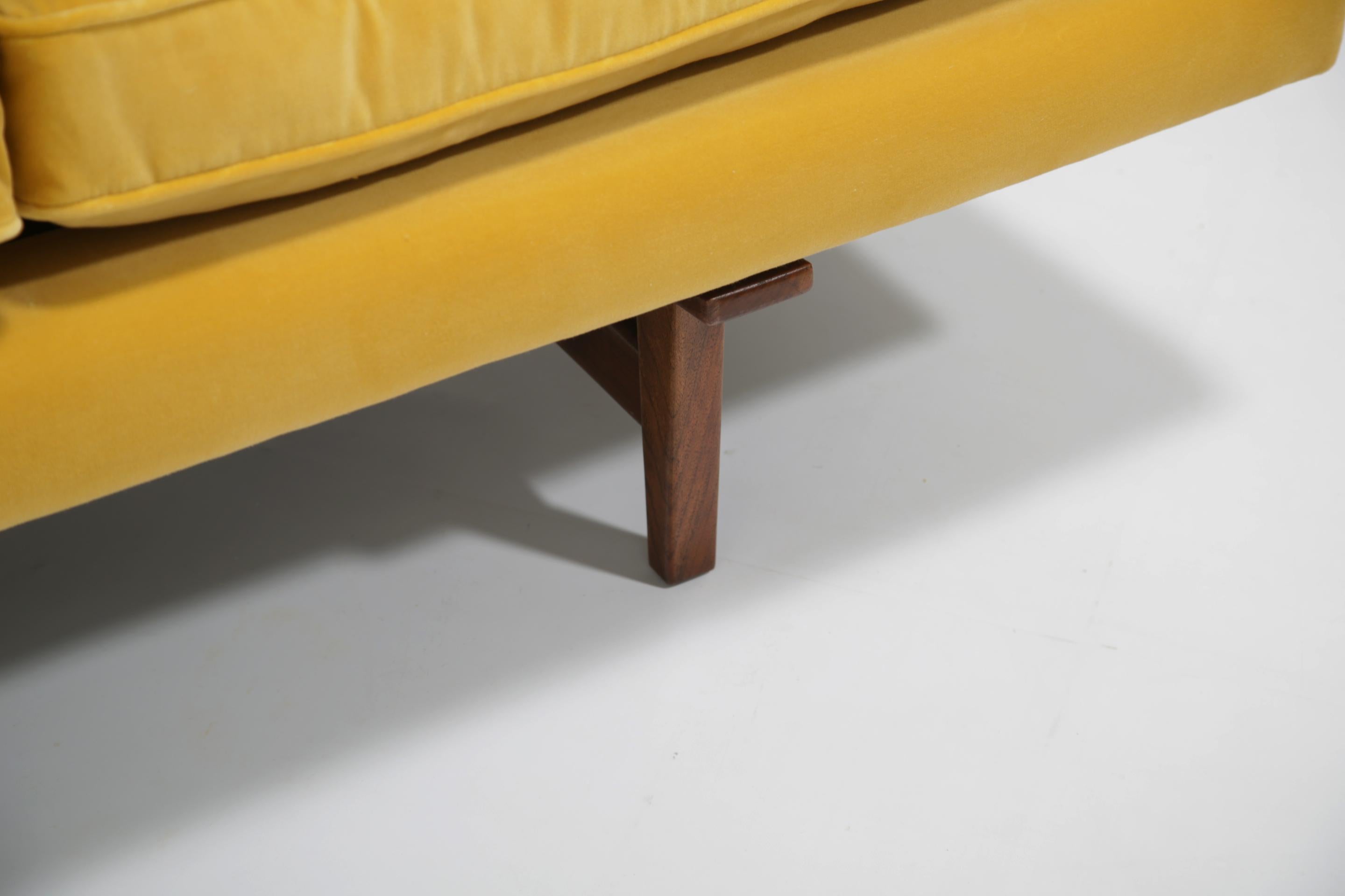 20ième siècle Canapé danois du milieu du siècle en velours de coton et cadre en noyer par Jens Risom, années 1960. en vente