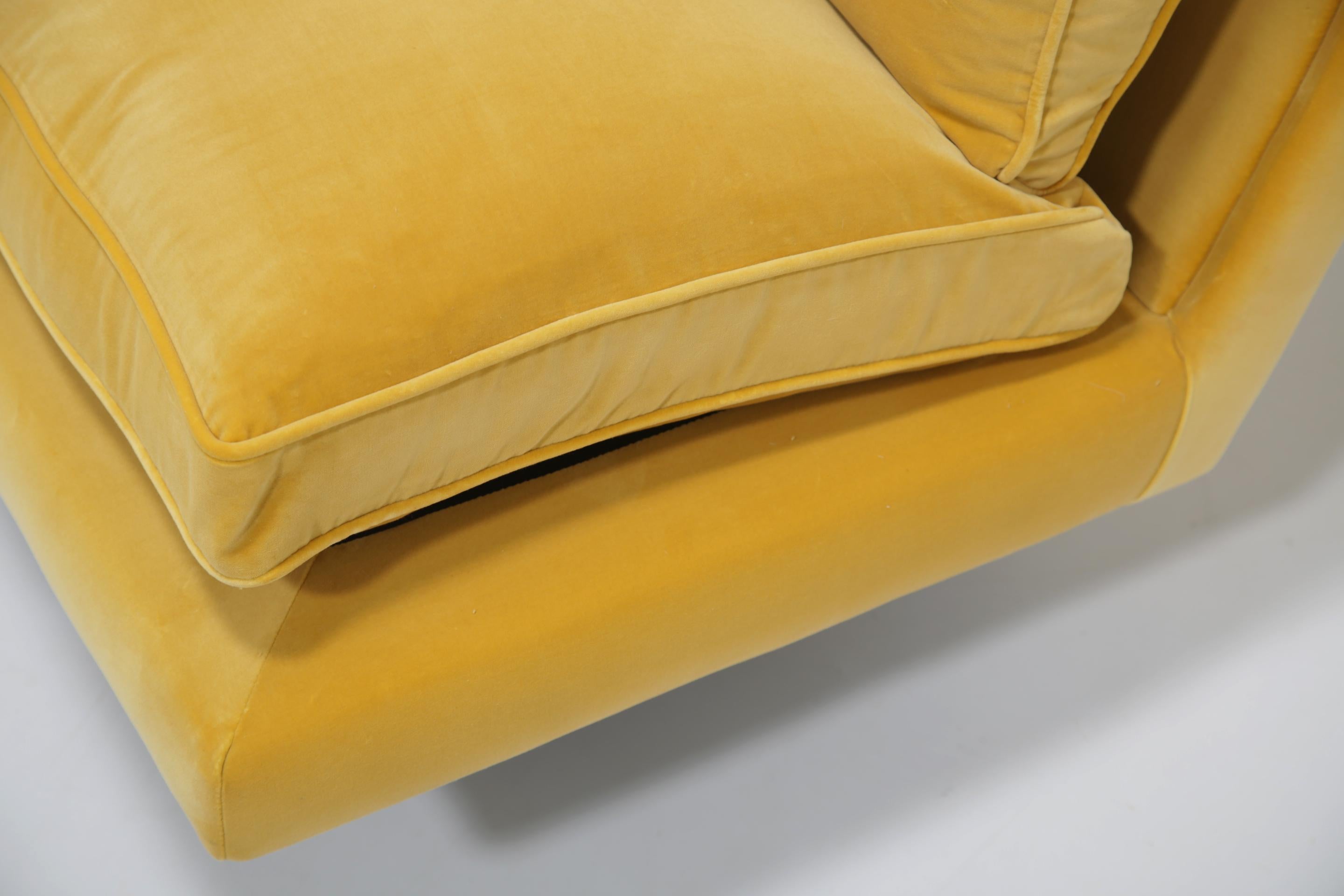 Velours Canapé danois du milieu du siècle en velours de coton et cadre en noyer par Jens Risom, années 1960. en vente