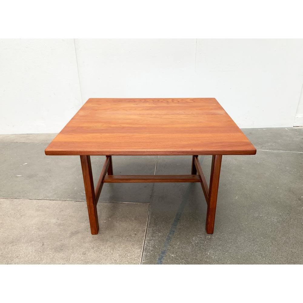 Mesa de centro cuadrada del fabricante danés KP Møbler según un diseño de Kurt Østervig de los años 60.

Un diseño minimalista y funcional. El armazón está formado por maderas sencillas y rectangulares. La placa está compuesta por elementos