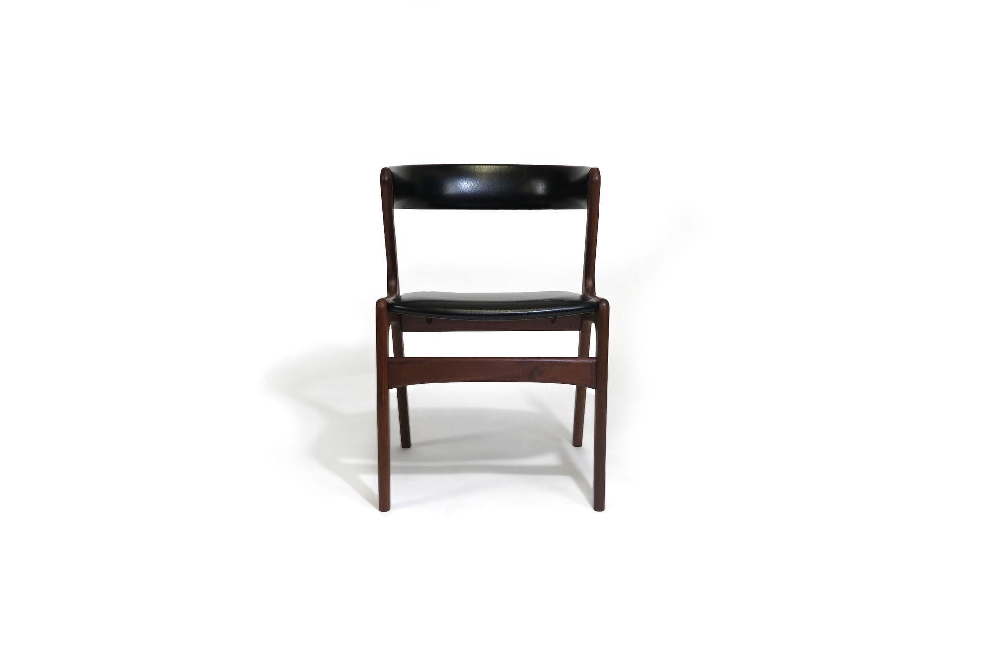 Dänische Esszimmerstühle mit gebogener Rückenlehne aus der Mitte des Jahrhunderts in schwarzem Vinyl (Geölt) im Angebot