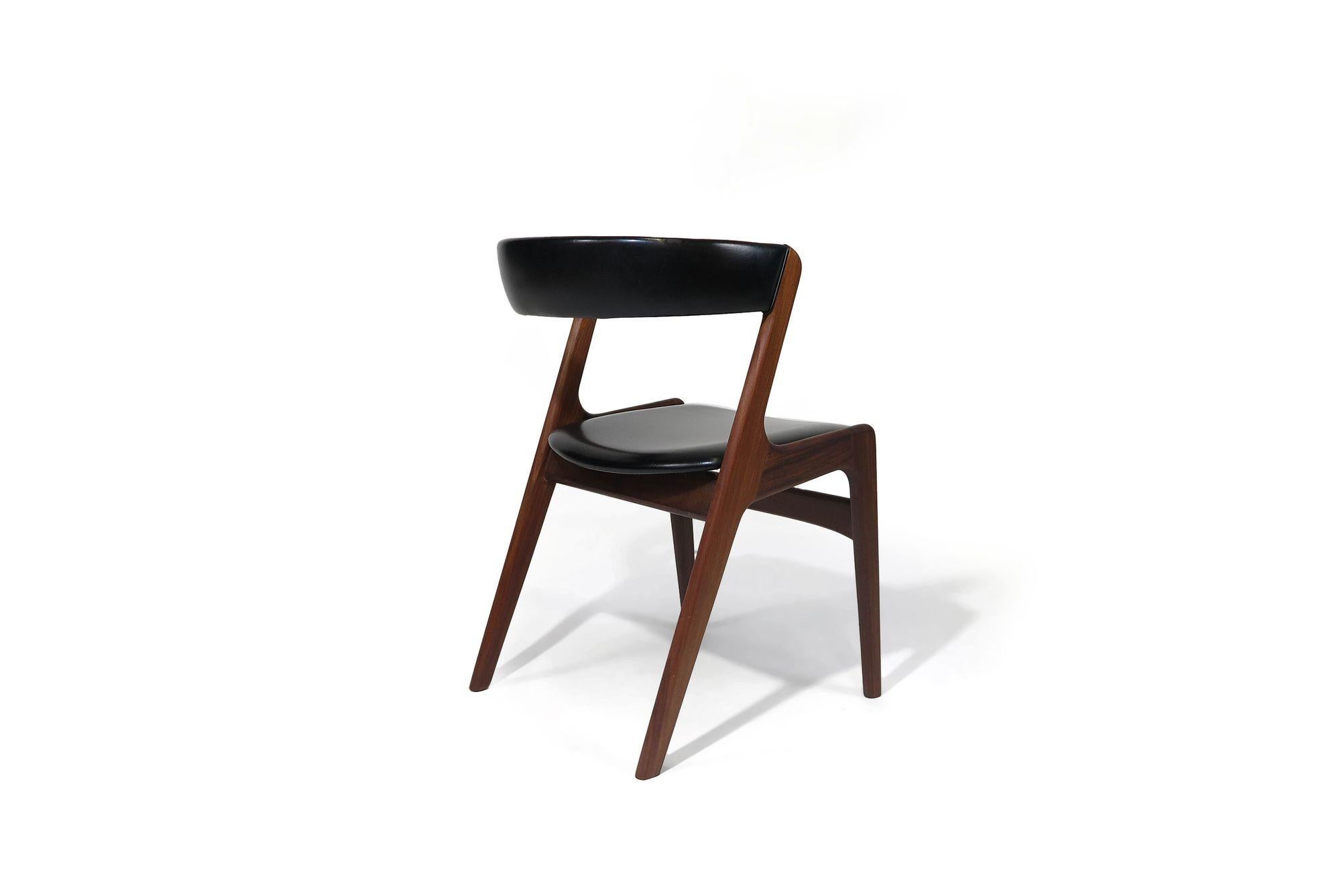 Dänische Esszimmerstühle mit gebogener Rückenlehne aus der Mitte des Jahrhunderts in schwarzem Vinyl (20. Jahrhundert) im Angebot