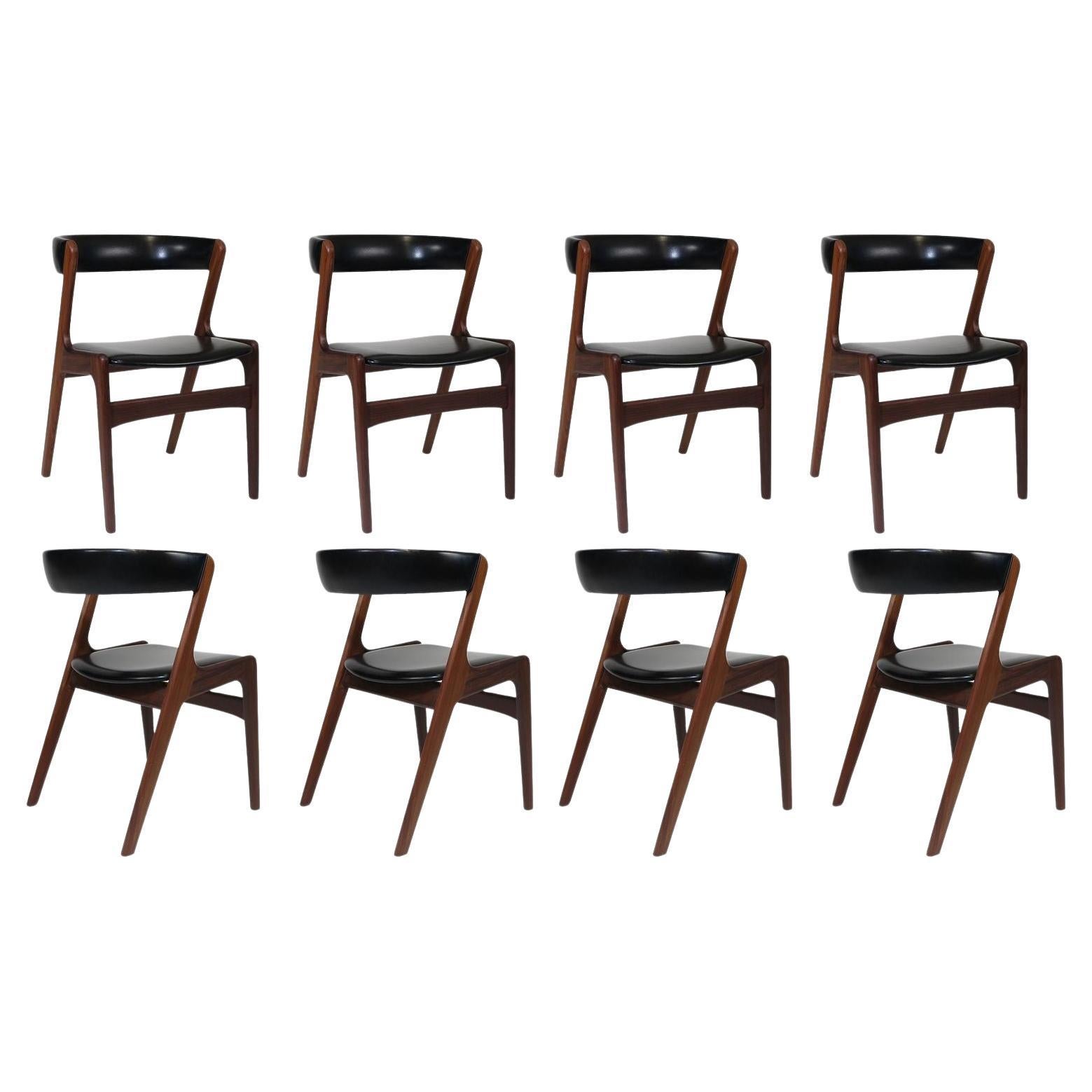 Dänische Esszimmerstühle mit gebogener Rückenlehne aus der Mitte des Jahrhunderts in schwarzem Vinyl im Angebot
