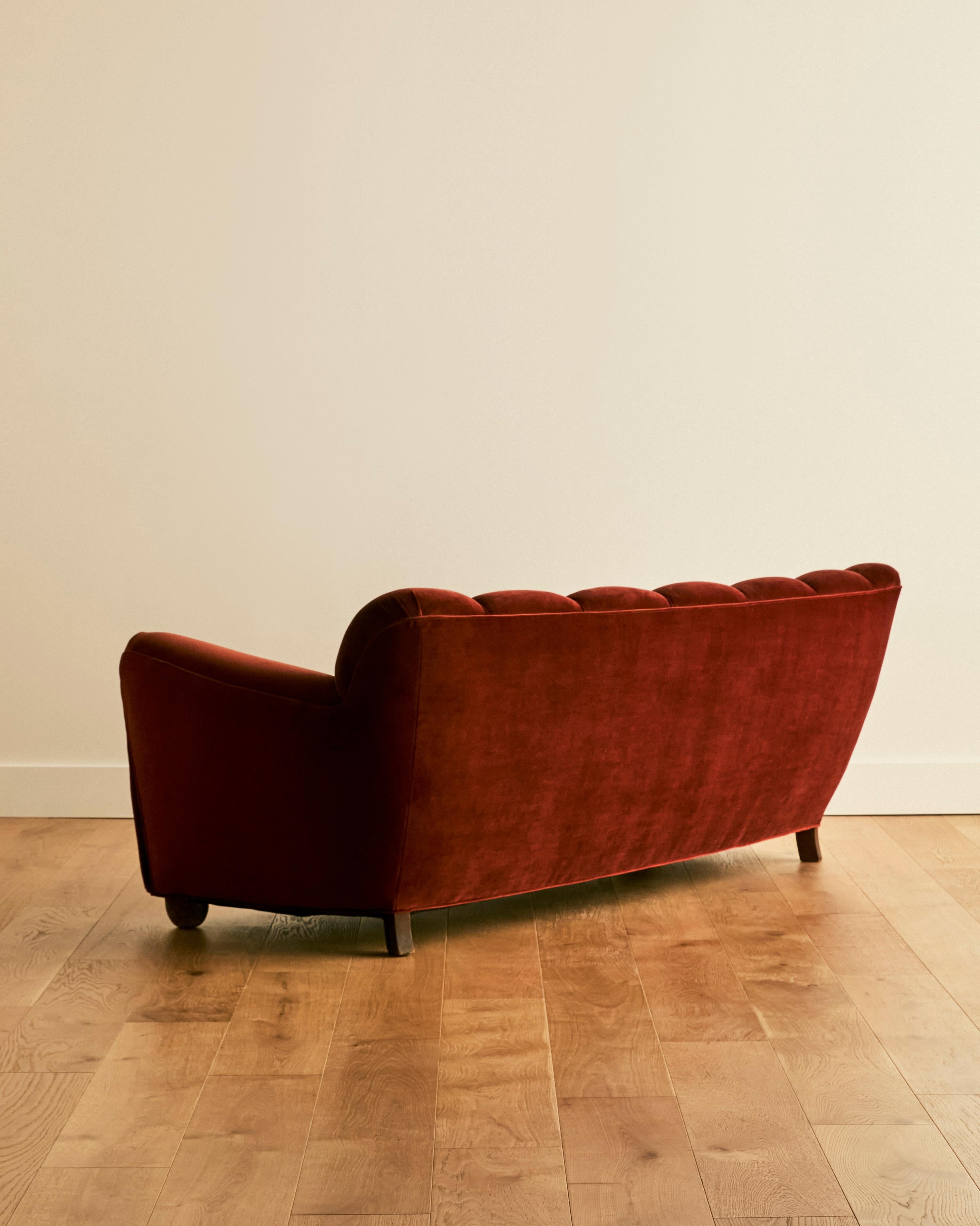 Mid Century Danish Curved Sofa c. 1950's Danés en venta