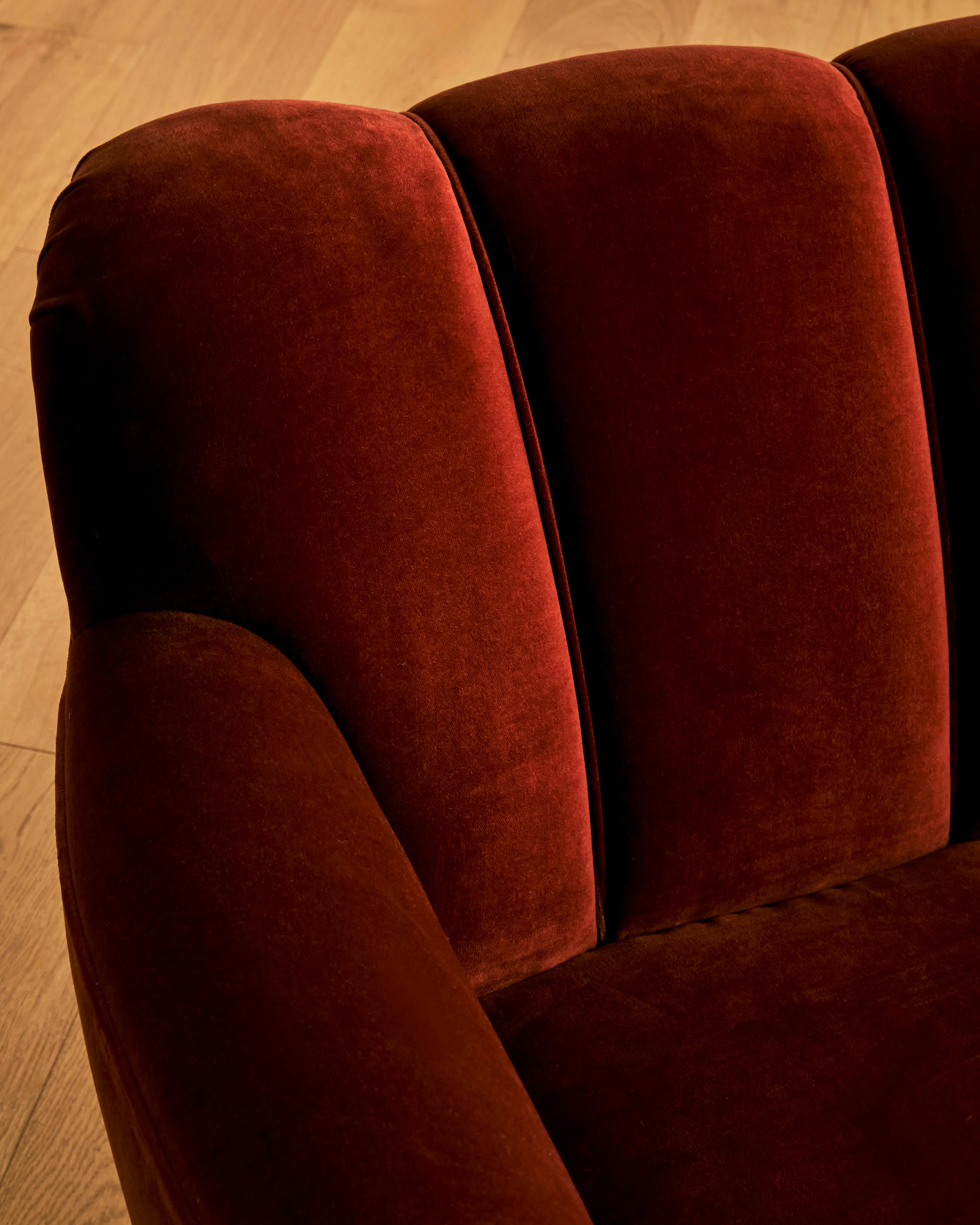 Mid Century Danish Curved Sofa c. 1950's Terciopelo en venta