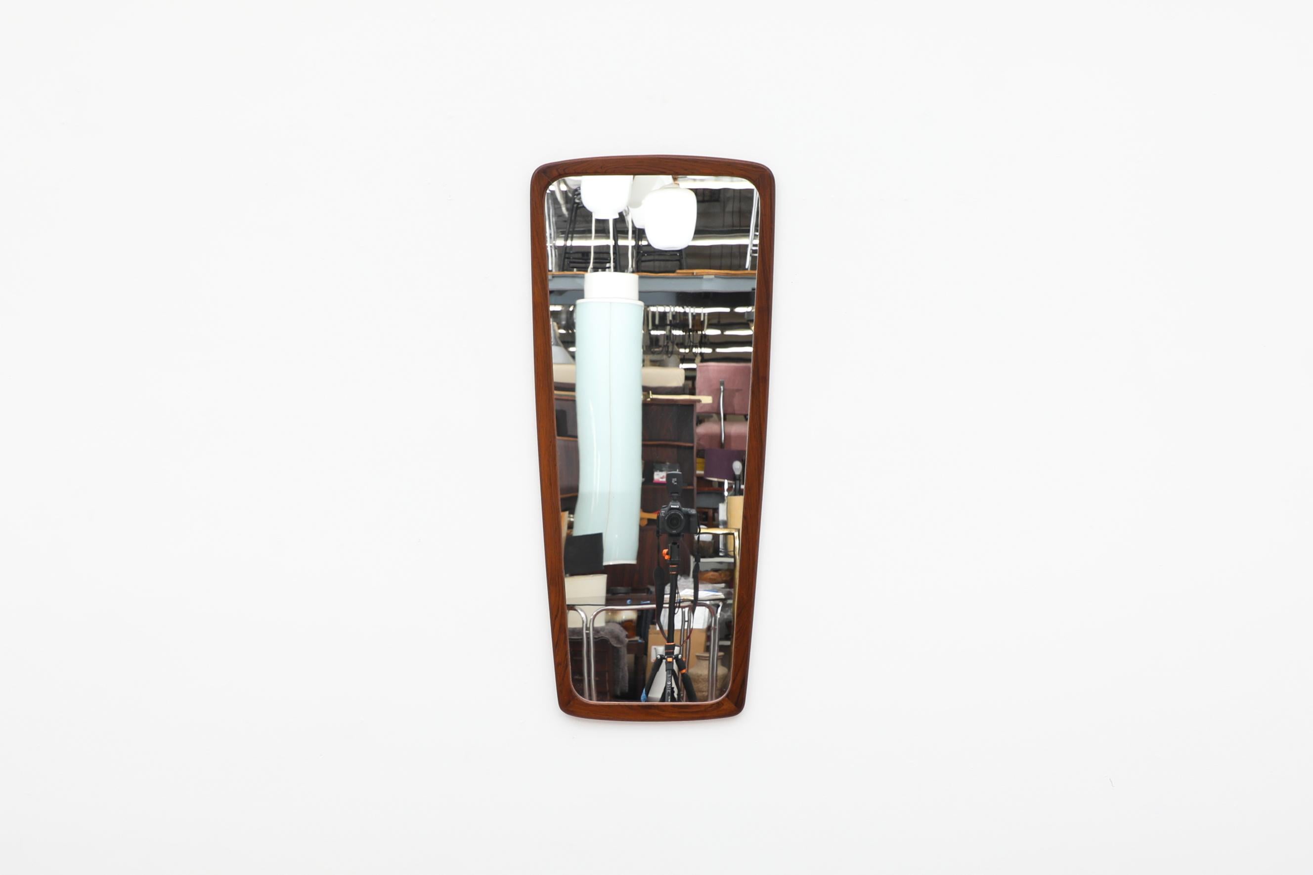 Dänischer Spiegel aus geölter Eiche mit dreieckigem Rahmen aus der Mitte des Jahrhunderts. Es ist im Originalzustand mit sichtbaren Abnutzungserscheinungen und Patina, die dem Alter und dem Gebrauch entsprechen.