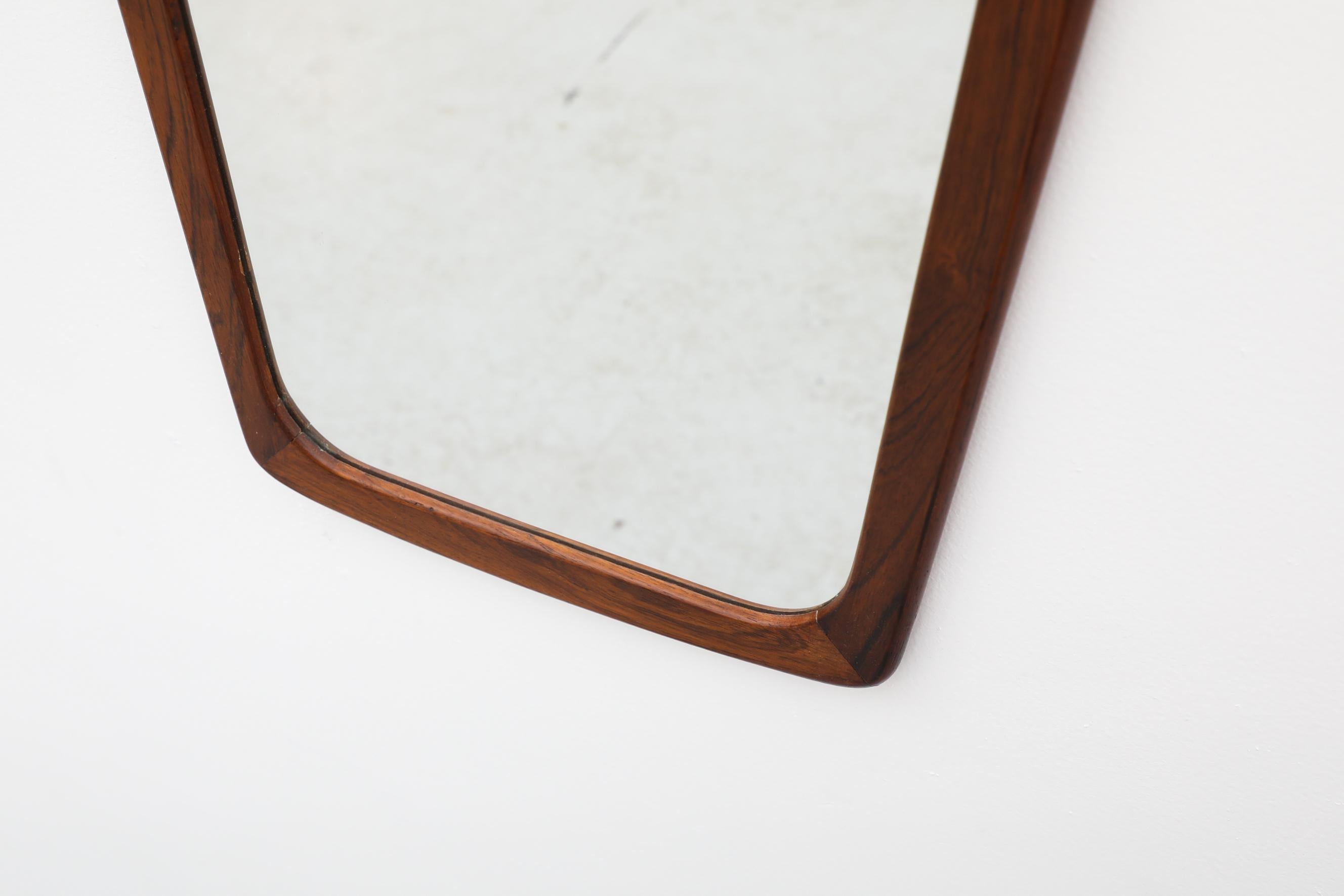 Trapezförmiger Spiegel mit abgerundeten Kanten aus der Mitte des Jahrhunderts aus dunkel geölter Eiche  (Eichenholz) im Angebot