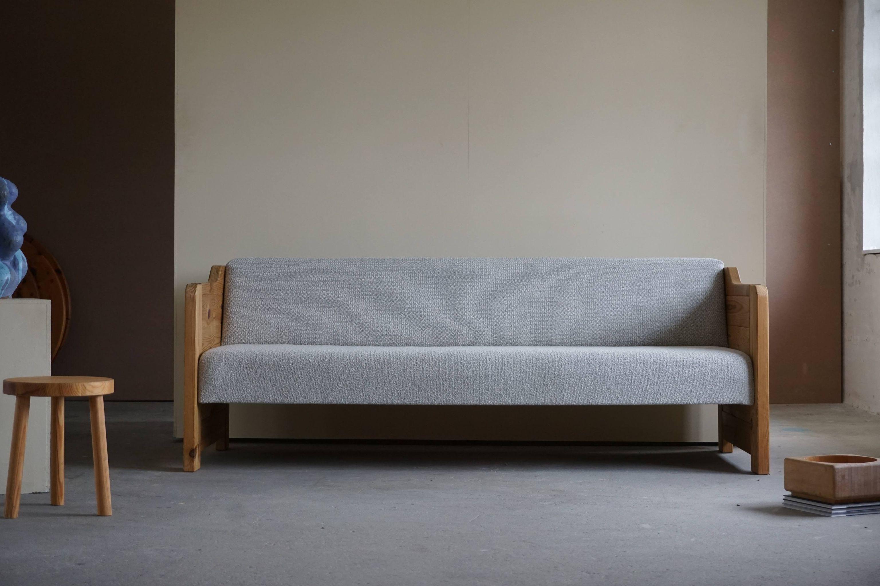 Mid century Danish daybed / sofa in solid pine and reupholstered in bouclé ish wool, 1980s. 

A sculptural daybed that fit in every modern home.

Overall great vintage condition.




 