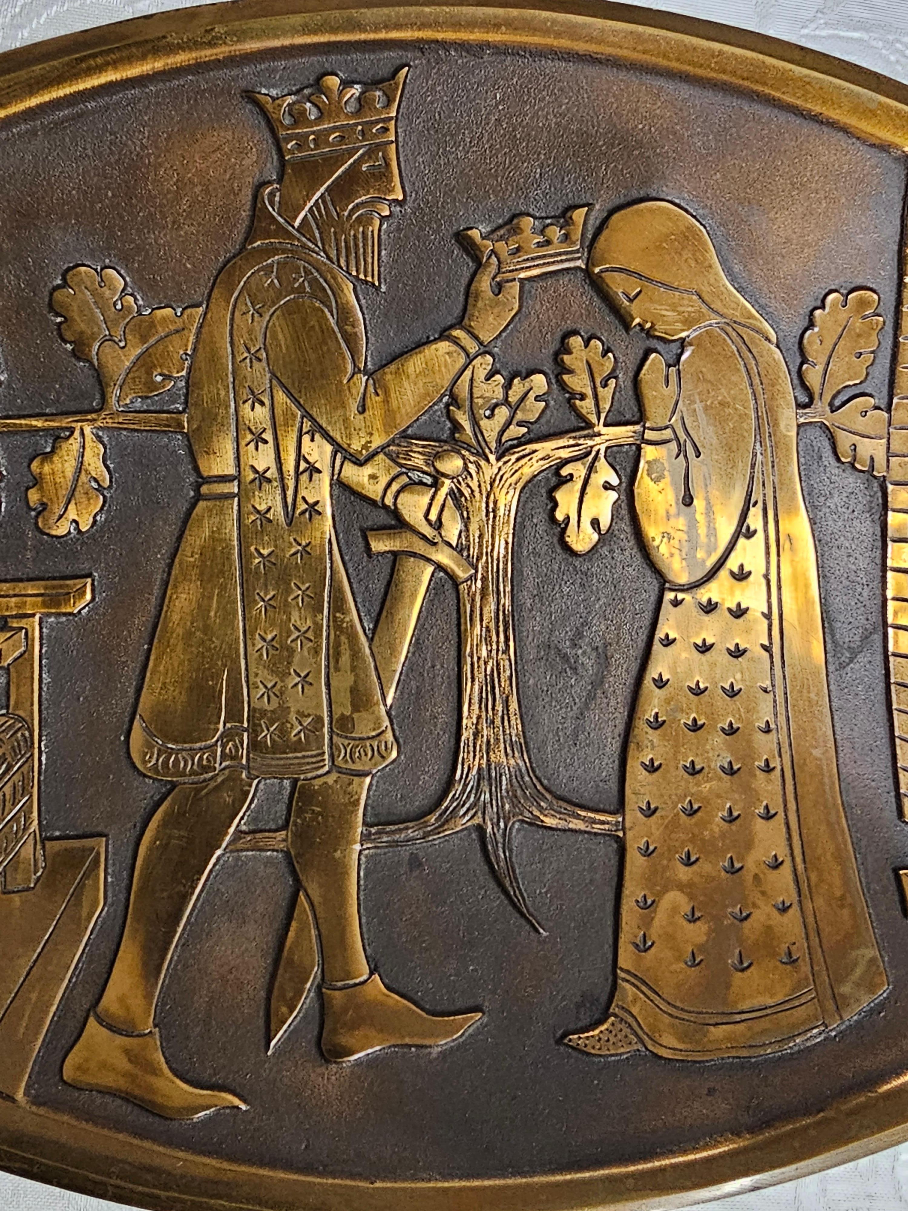 Mid-Century Modern Plaque décorative danoise en bronze du milieu du siècle représentant un roi et une reine ou un plateau à bijoux en vente